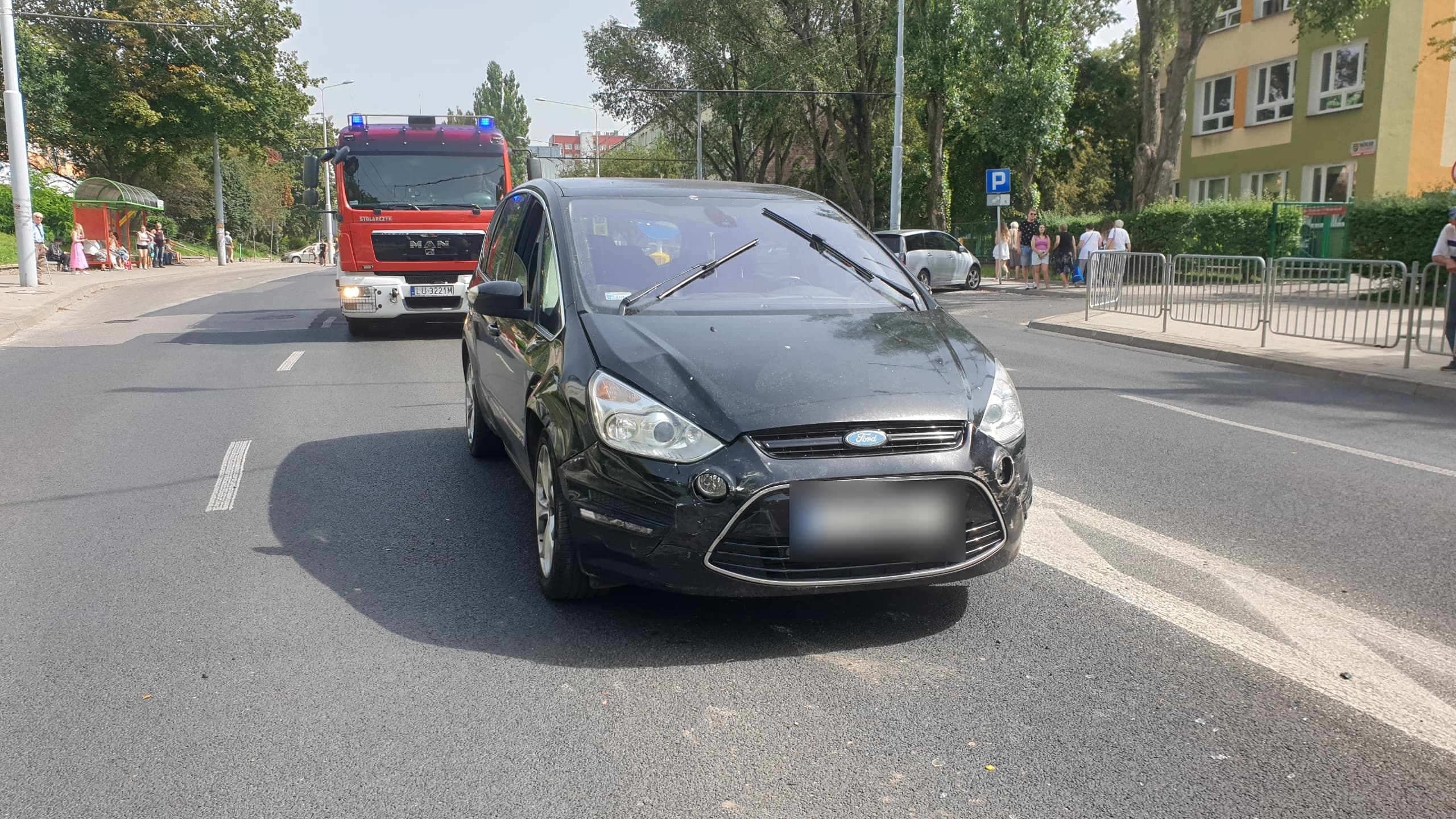 Zderzenie pojazdów i dachowanie na jednej z ulic Lublina. Są spore utrudnienia w ruchu (zdjęcia)