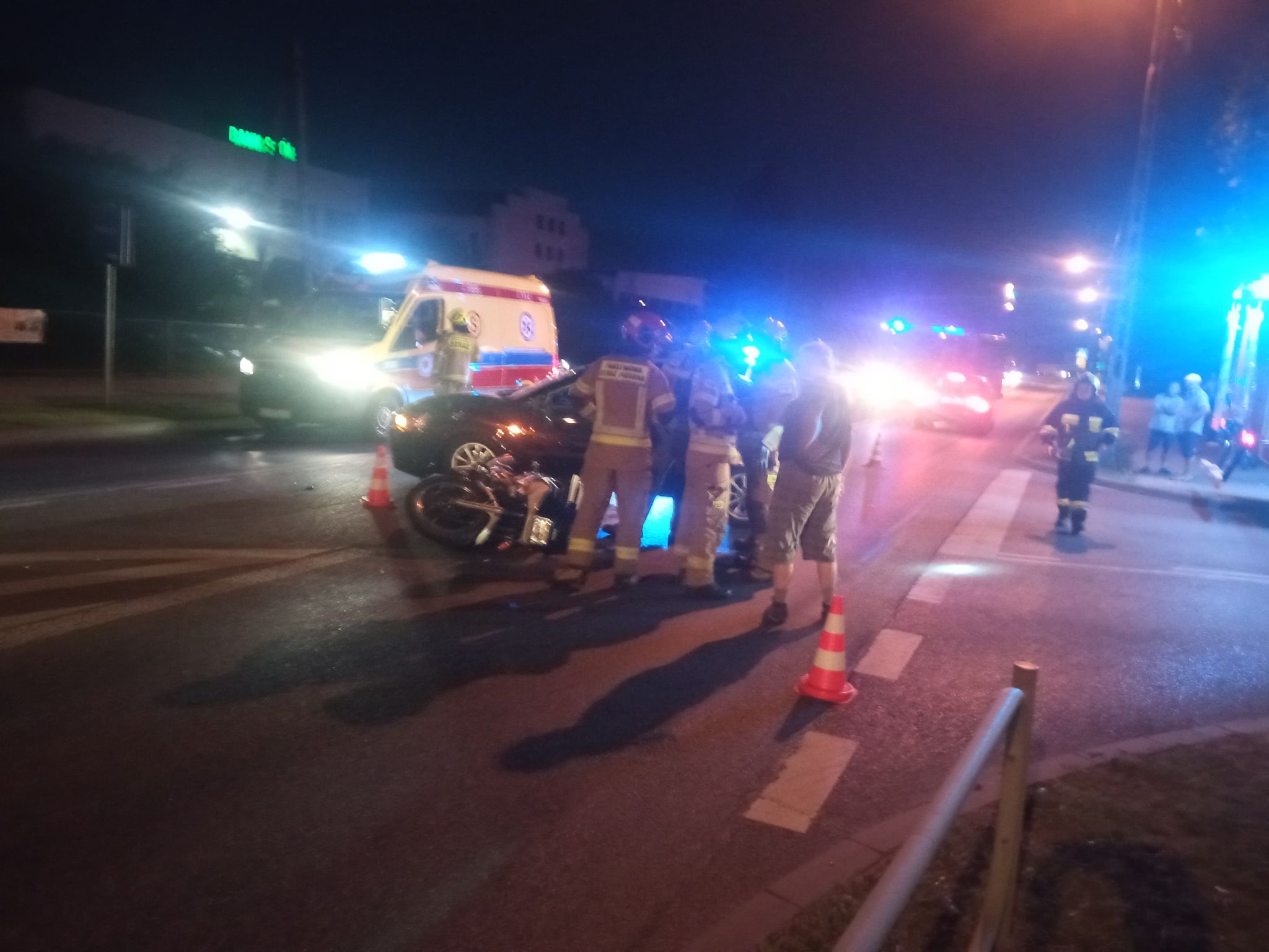 Wypadek na trasie Lubartów – Lublin. Duże utrudnienia w ruchu na krajowej 19 po zderzeniu motocykla z pojazdem osobowym (zdjęcia)