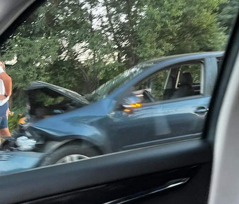 Wypadek na trasie Lublin – Łęczna. Dwa auta rozbite, są osoby poszkodowane (zdjęcia)
