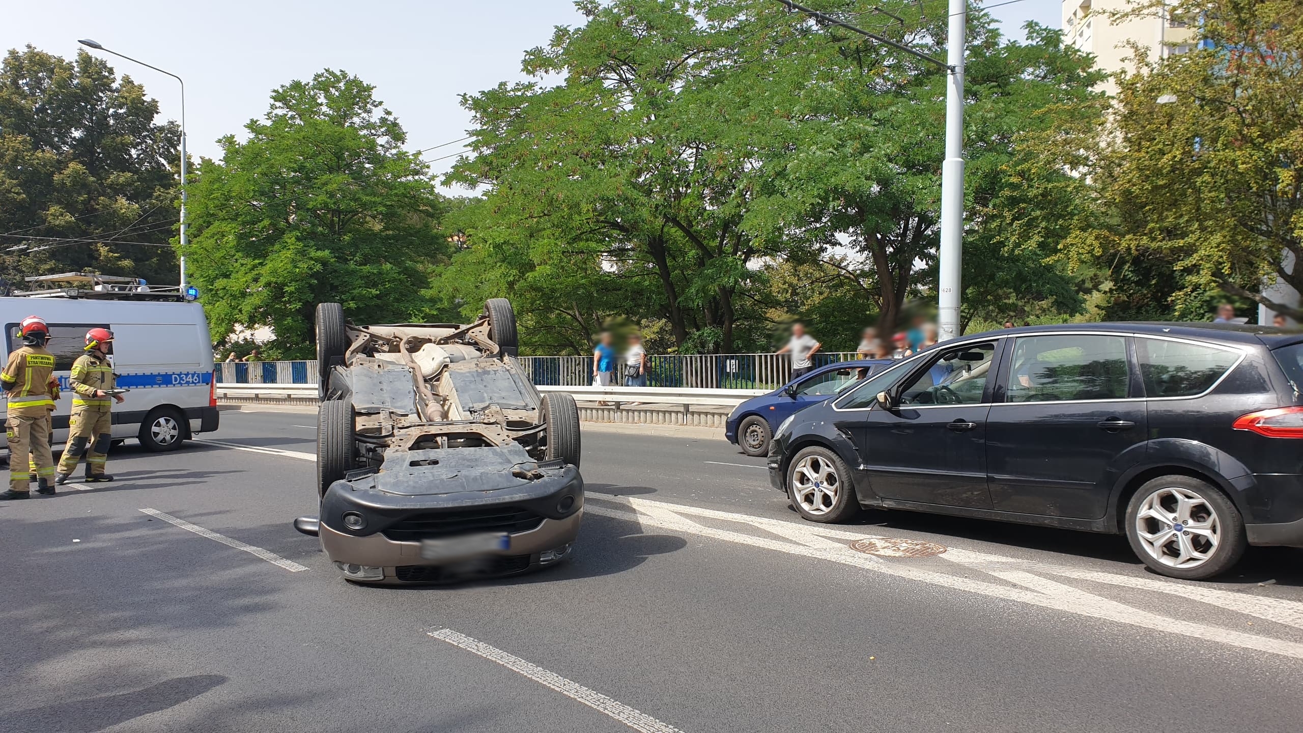 Zderzenie pojazdów i dachowanie na jednej z ulic Lublina. Są spore utrudnienia w ruchu (zdjęcia)