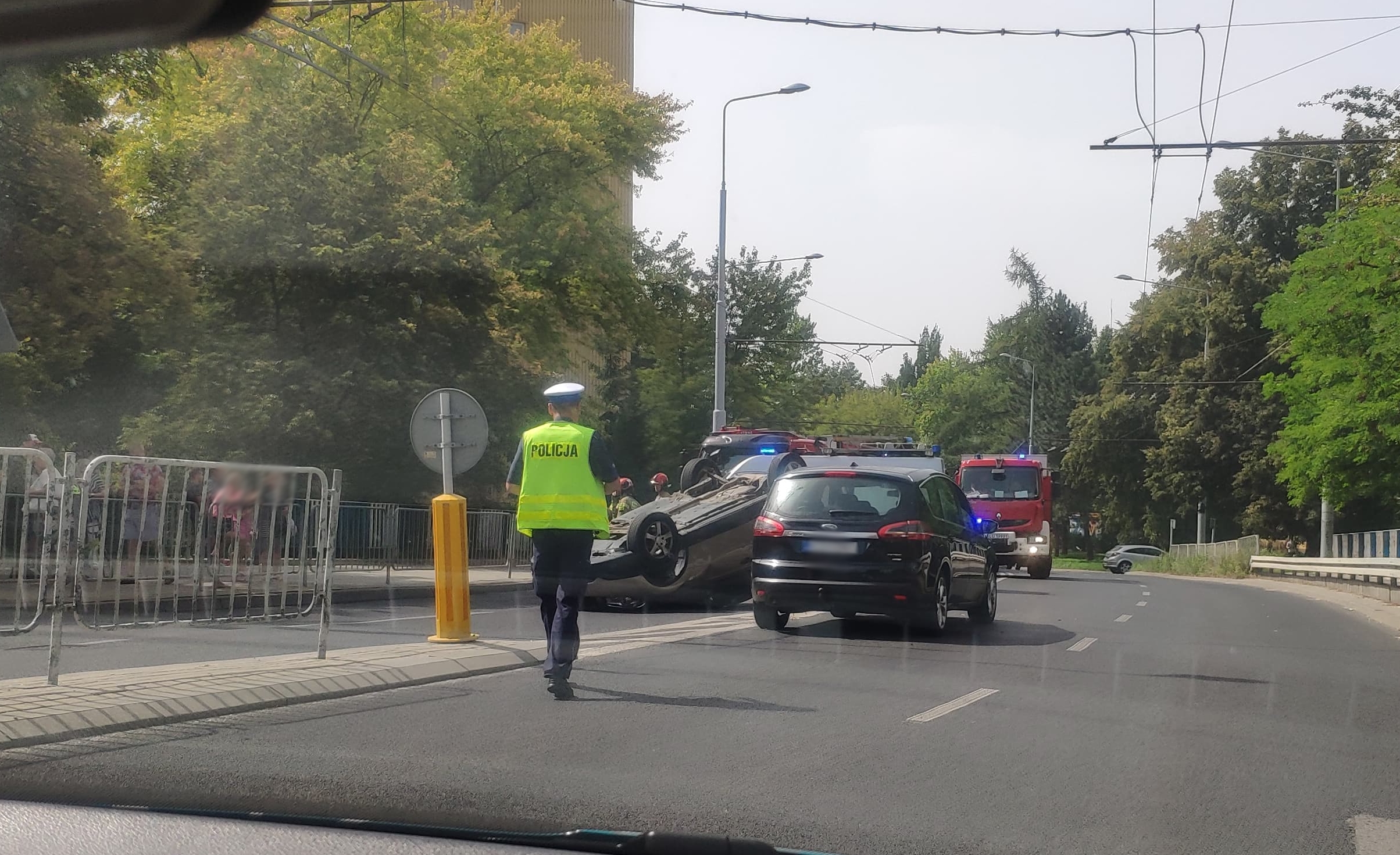 Zderzenie pojazdów i dachowanie na jednej z ulic Lublina. Są spore utrudnienia w ruchu (zdjęcia)