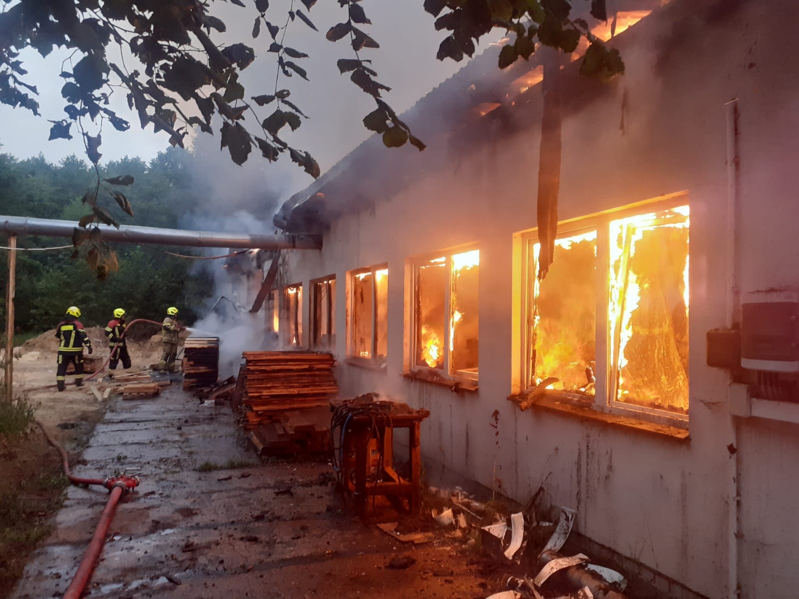 Ponad 2 mln złotych strat po pożarze stolarni nieopodal Lublina. 10 zastępów straży pożarnej w akcji (zdjęcia)