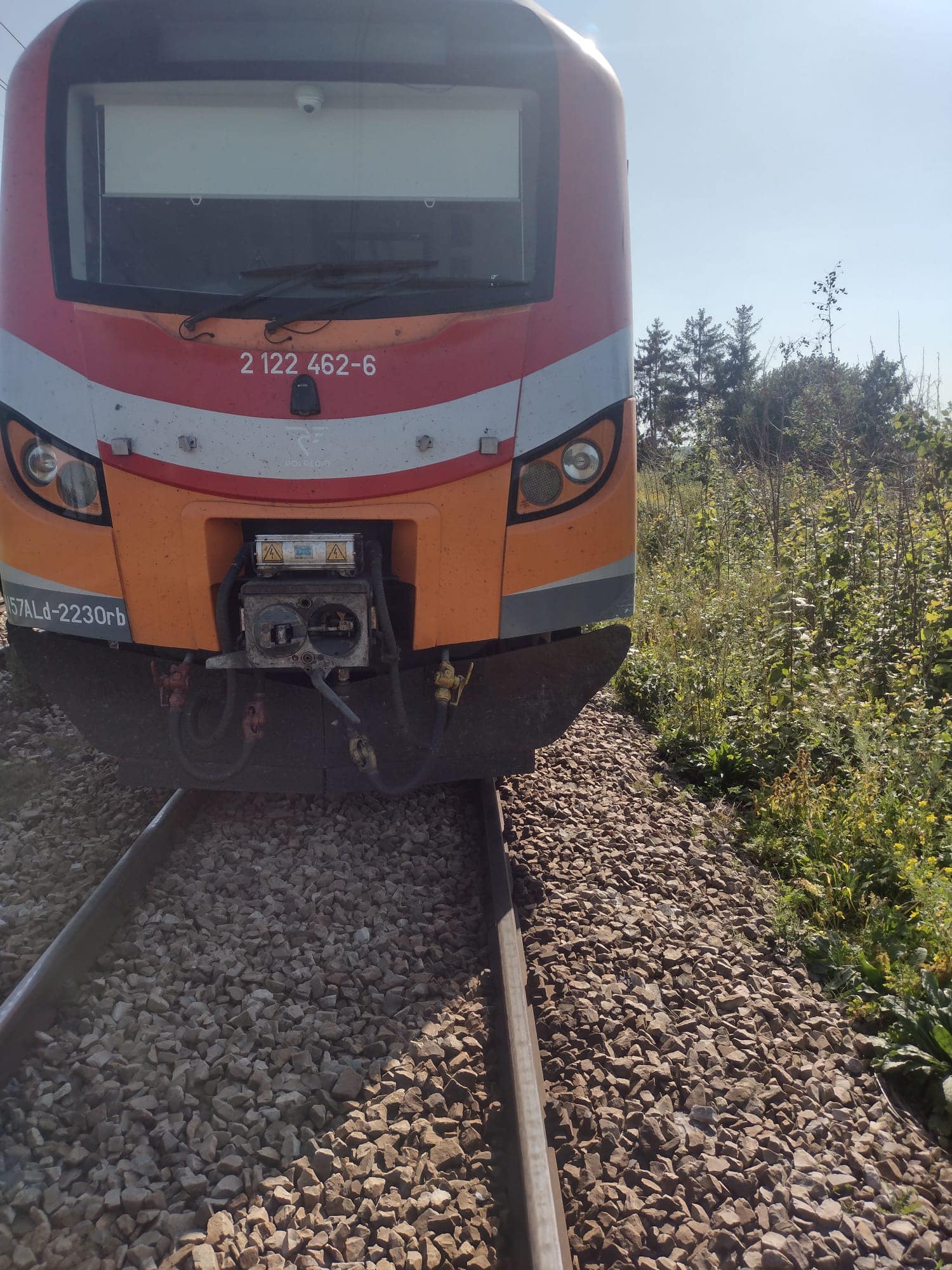 Zderzenie pociągu z pojazdem osobowym na przejeździe kolejowym (zdjęcia)