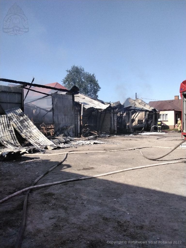 Dym był widoczny z wielu kilometrów. Spłonęła obora z bydłem, budynki gospodarcze i maszyny rolnicze (zdjęcia)