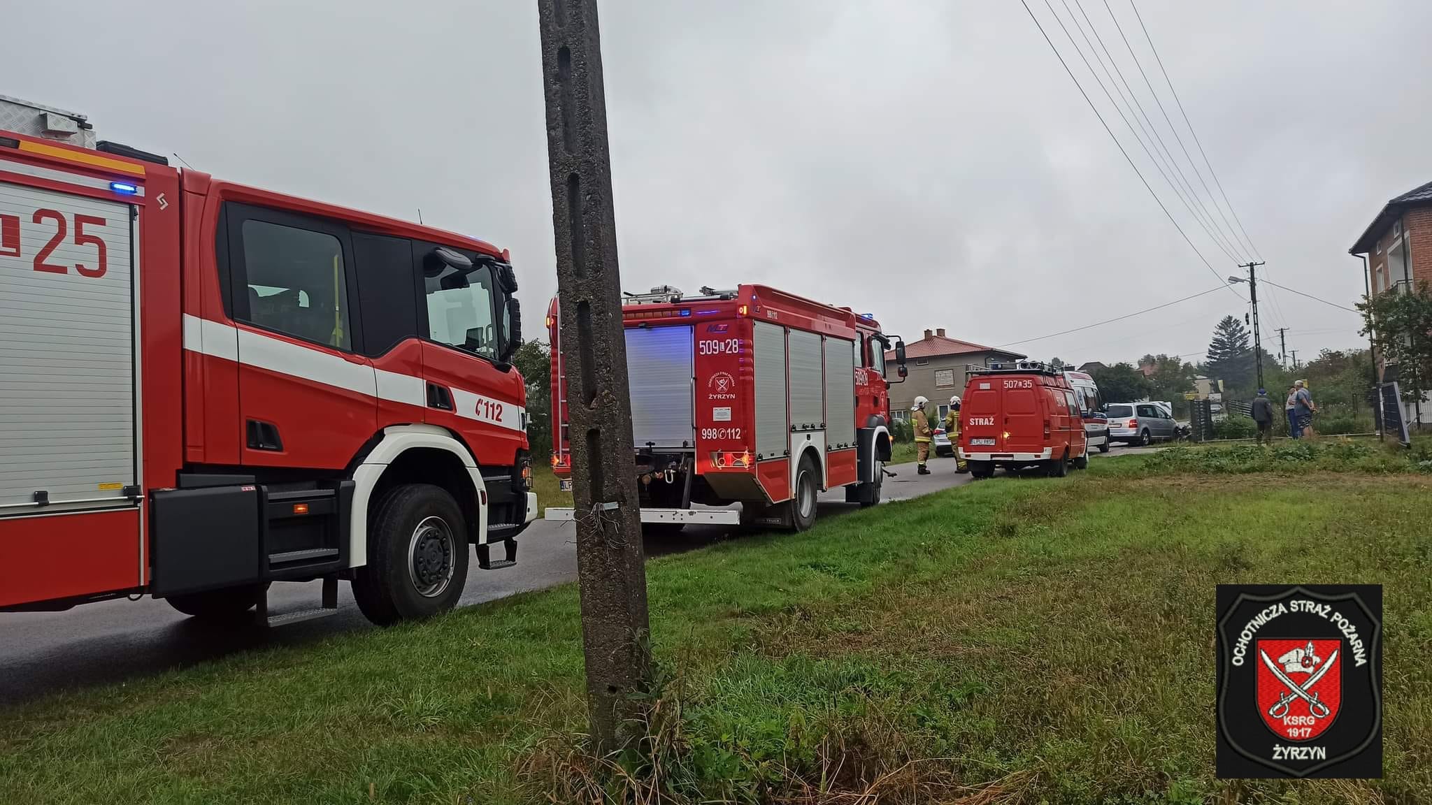 Samochód zjechał z drogi i uderzył w ogrodzenie posesji (zdjęcia)