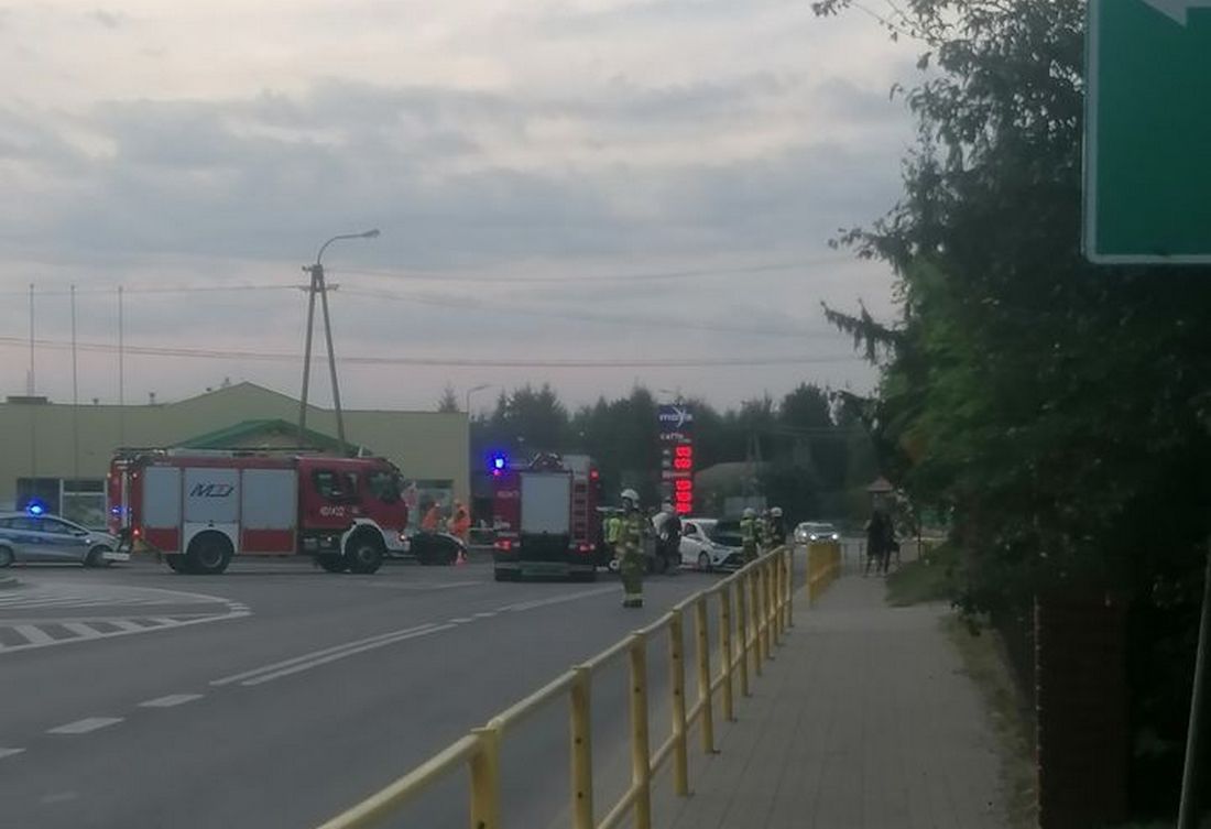Zderzenie dwóch pojazdów na trasie Łęczna – Włodawa. Zablokowany jeden pas ruchu (zdjęcia)