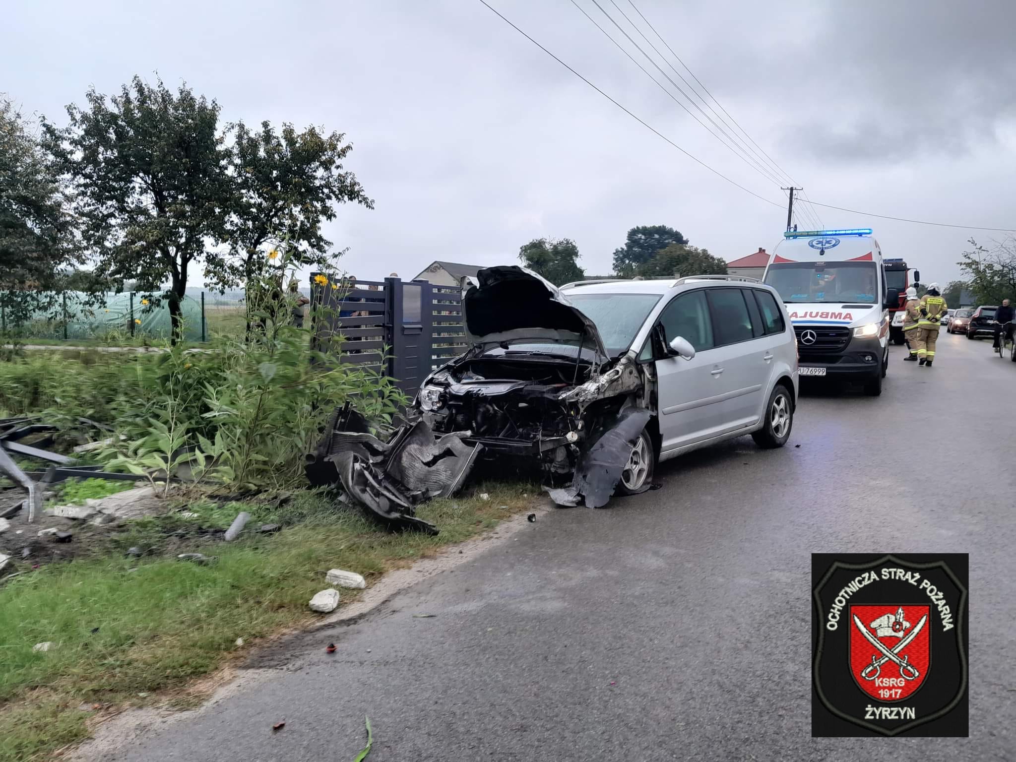 Samochód zjechał z drogi i uderzył w ogrodzenie posesji (zdjęcia)