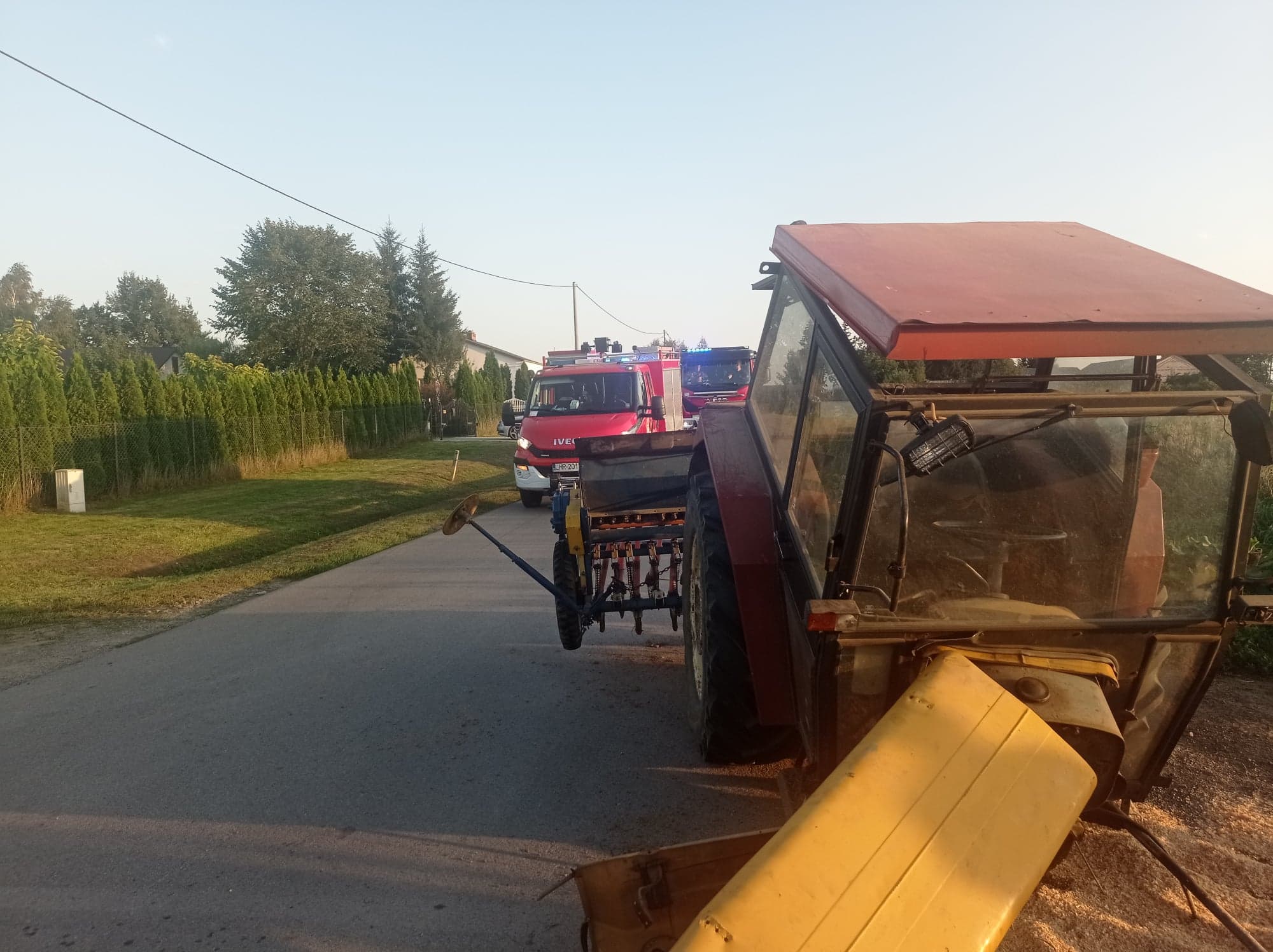 Po zderzeniu z pojazdem osobowym ciągnik rolniczy rozpadł się na dwie części (zdjęcia)