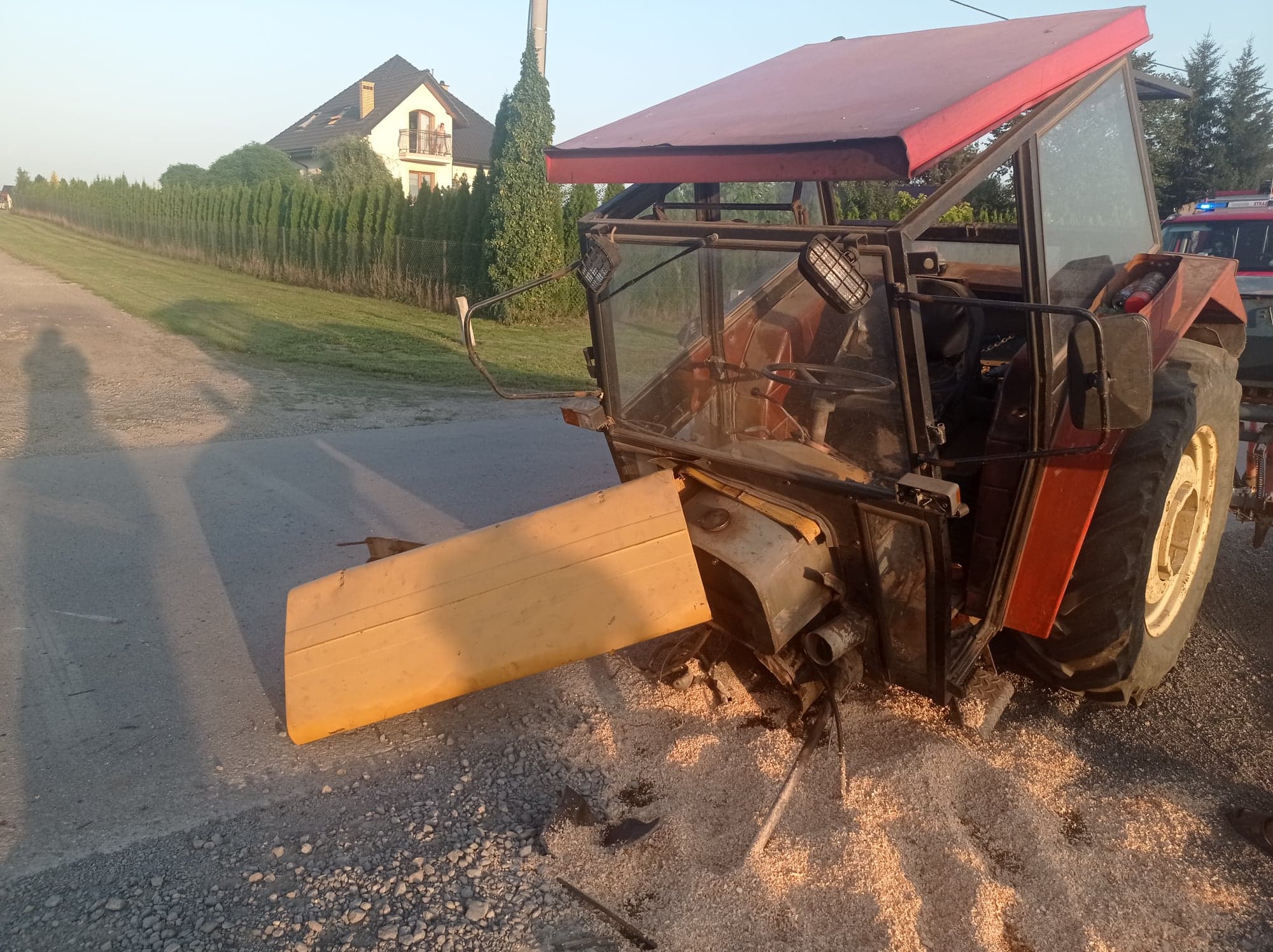 Po zderzeniu z pojazdem osobowym ciągnik rolniczy rozpadł się na dwie części (zdjęcia)