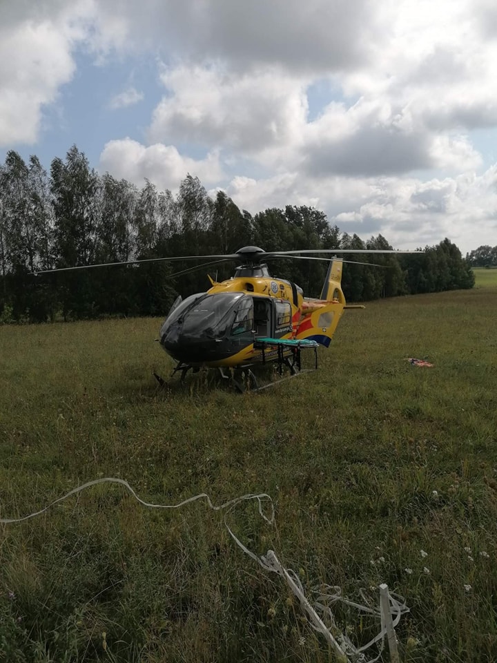 Samochód zjechał z drogi i uderzył w drzewo. Dwie osoby poszkodowane, w akcji śmigłowiec LPR (zdjęcia)