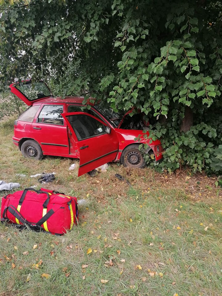 Samochód zjechał z drogi i uderzył w drzewo. Dwie osoby poszkodowane, w akcji śmigłowiec LPR (zdjęcia)