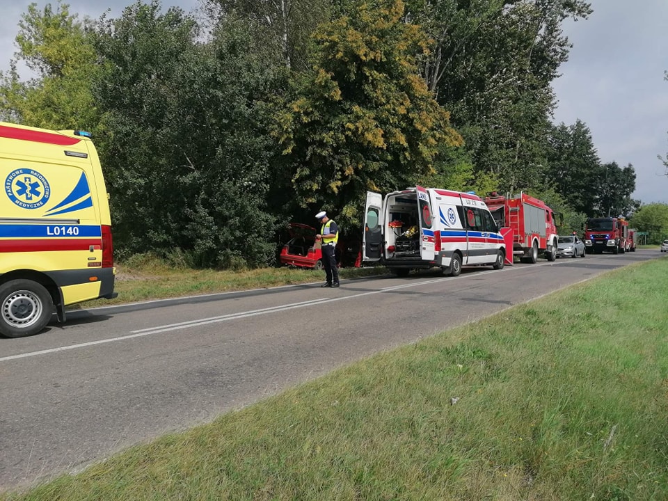 Samochód zjechał z drogi i uderzył w drzewo. Dwie osoby poszkodowane, w akcji śmigłowiec LPR (zdjęcia)