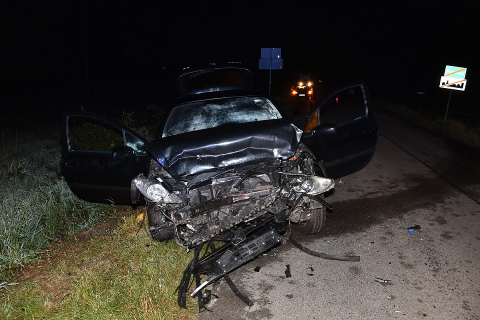 Wypadek na prostym odcinku drogi. Od jednego z kierowców pobrano krew do badań, drugi nie powinien wsiadać za kierownicę (zdjęcia)