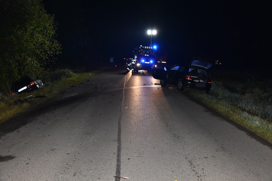 Wypadek na prostym odcinku drogi. Od jednego z kierowców pobrano krew do badań, drugi nie powinien wsiadać za kierownicę (zdjęcia)