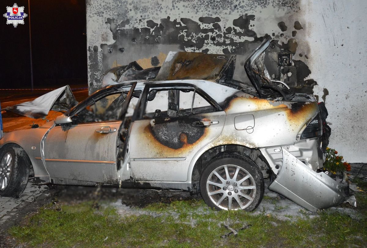 Lexus uderzył w budynek mieszkalny, kierowca spłonął we wraku auta (wideo, zdjęcia)