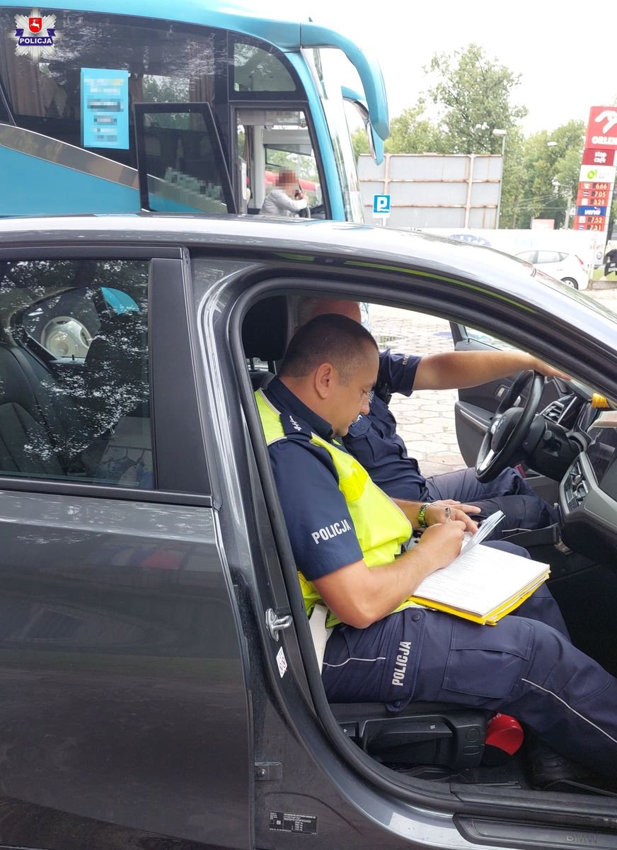 Policjanci kontrolują autokary i zachęcają do zgłaszania kontroli (zdjęcia)