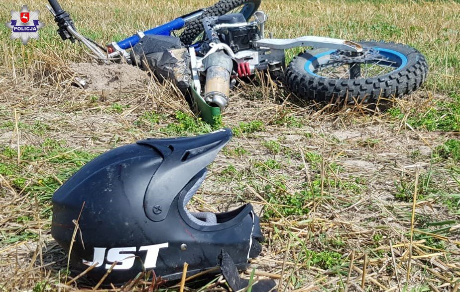 Spotkali się razem, żeby pojeździć na motocyklach po polu uprawnym. Obaj trafili do szpitala z poważnymi obrażeniami ciała (zdjęcia)