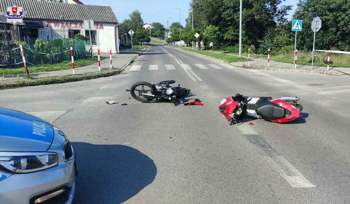 Zderzenie dwóch motorowerzystów na skrzyżowaniu. Jedna osoba w szpitalu (zdjęcia)