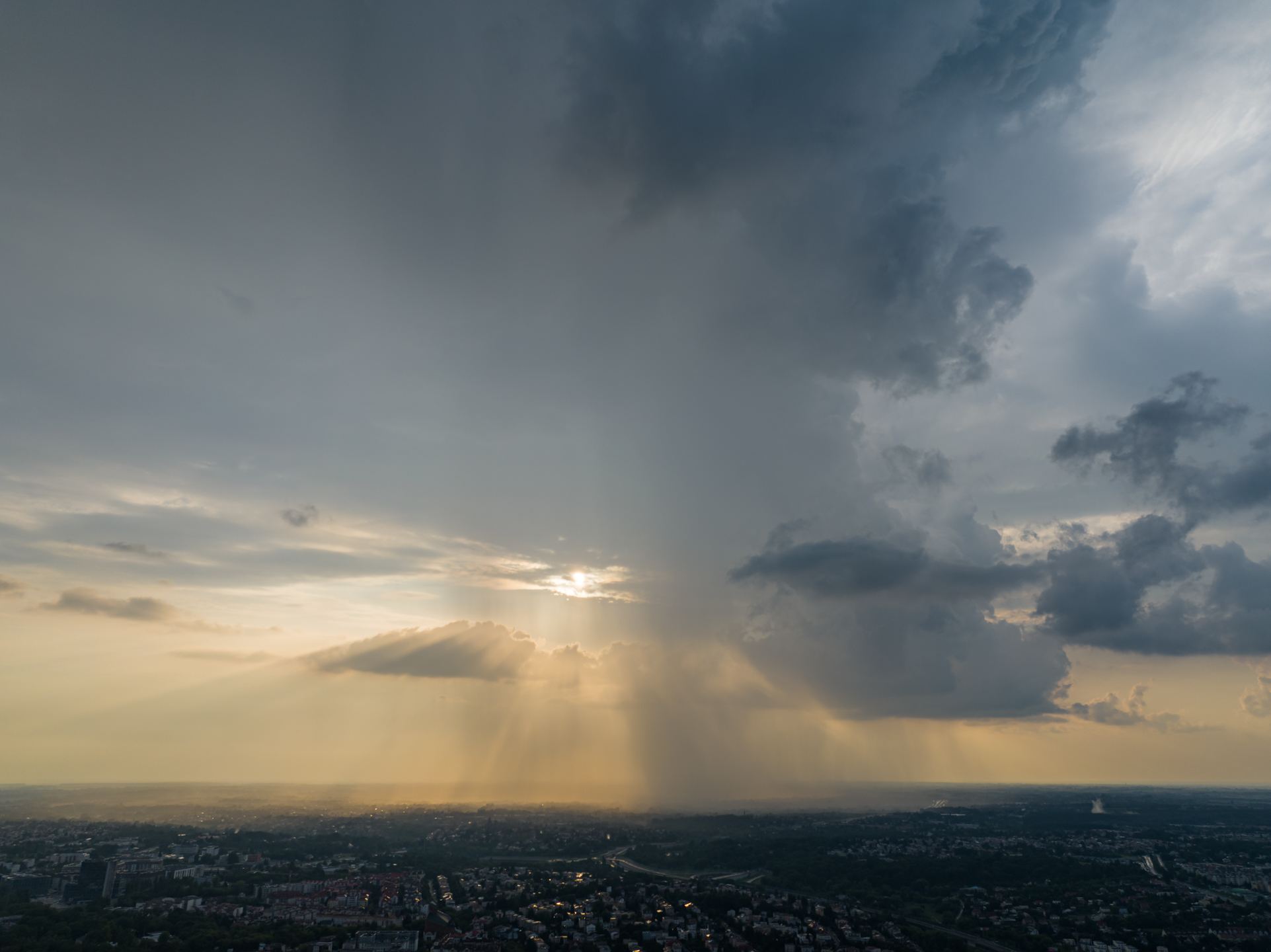 Burze przejdą przez woj. lubelskie w środę. Lokalnie okażą się gwałtowne i spowodują szkody