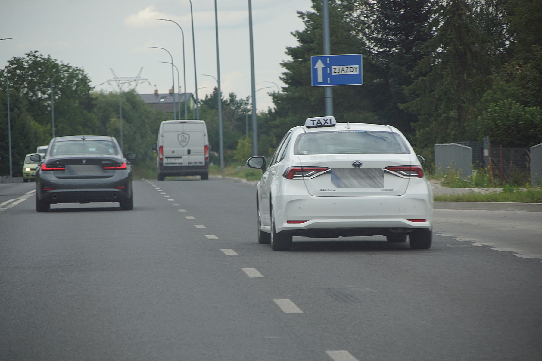 Mknął z pasażerem ul. Abramowicką, prawym pasem wyprzedził policyjne BMW. Sporo go to kosztowało (zdjęcia)