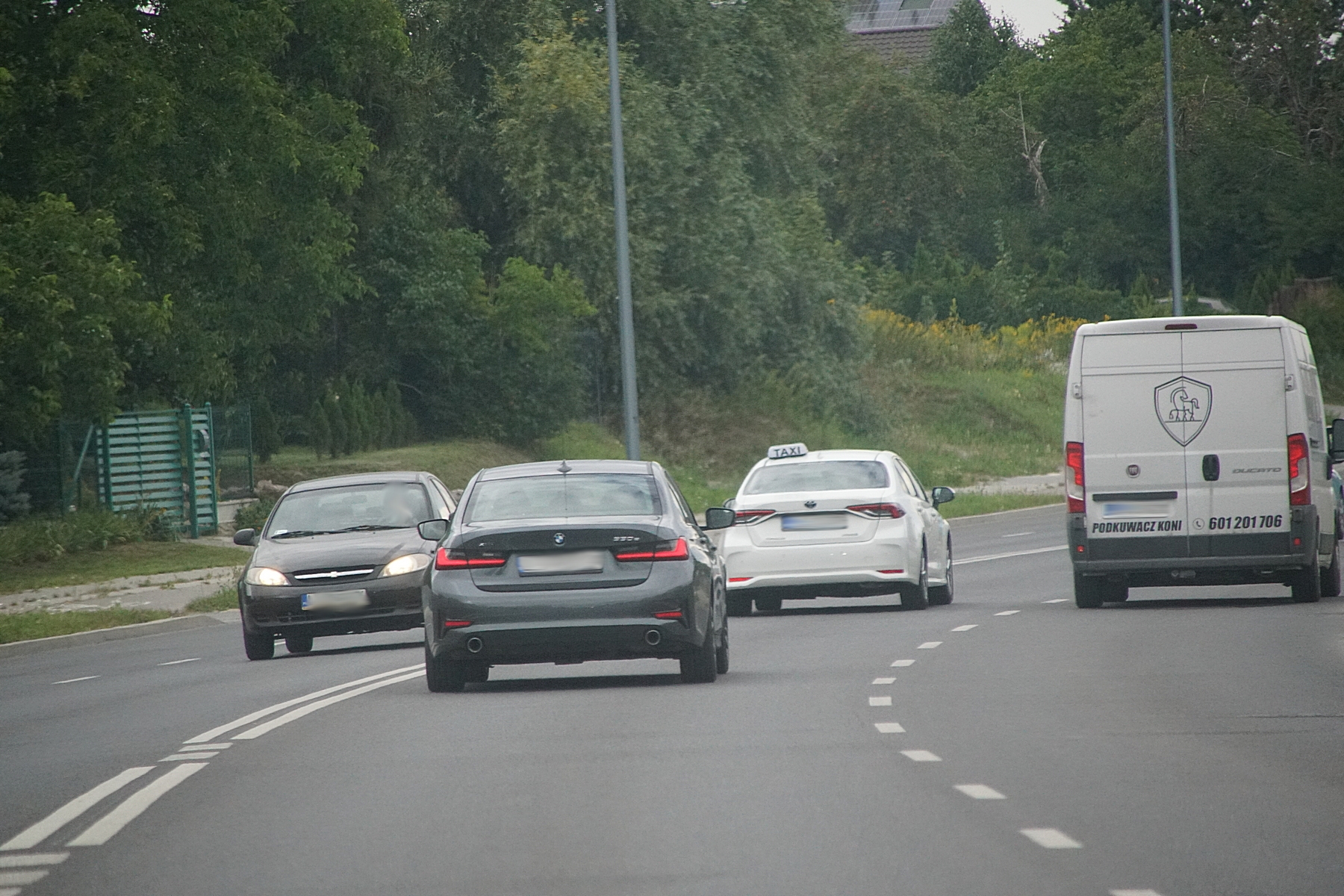 Mknął z pasażerem ul. Abramowicką, prawym pasem wyprzedził policyjne BMW. Sporo go to kosztowało (zdjęcia)