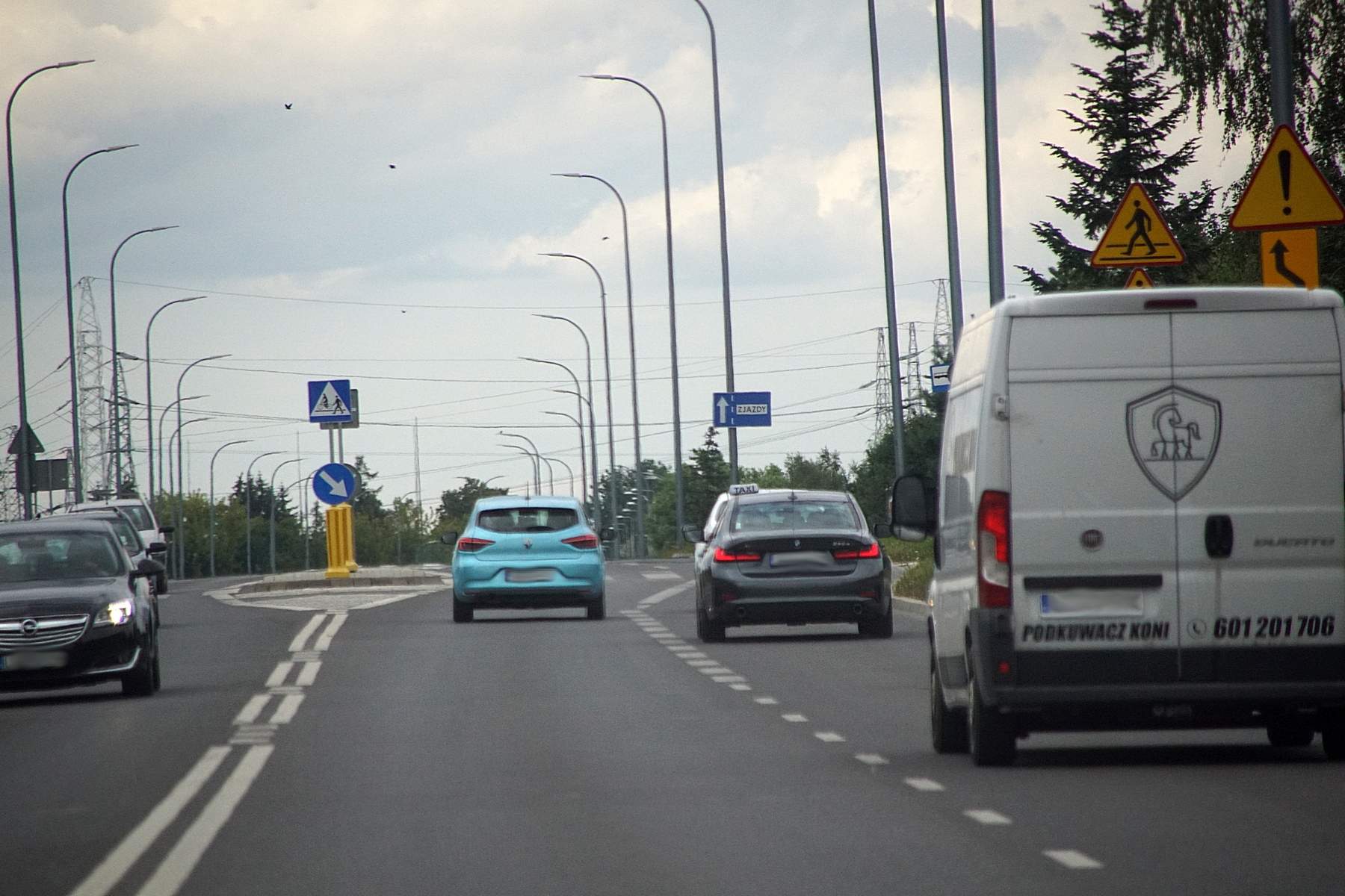 Mknął z pasażerem ul. Abramowicką, prawym pasem wyprzedził policyjne BMW. Sporo go to kosztowało (zdjęcia)