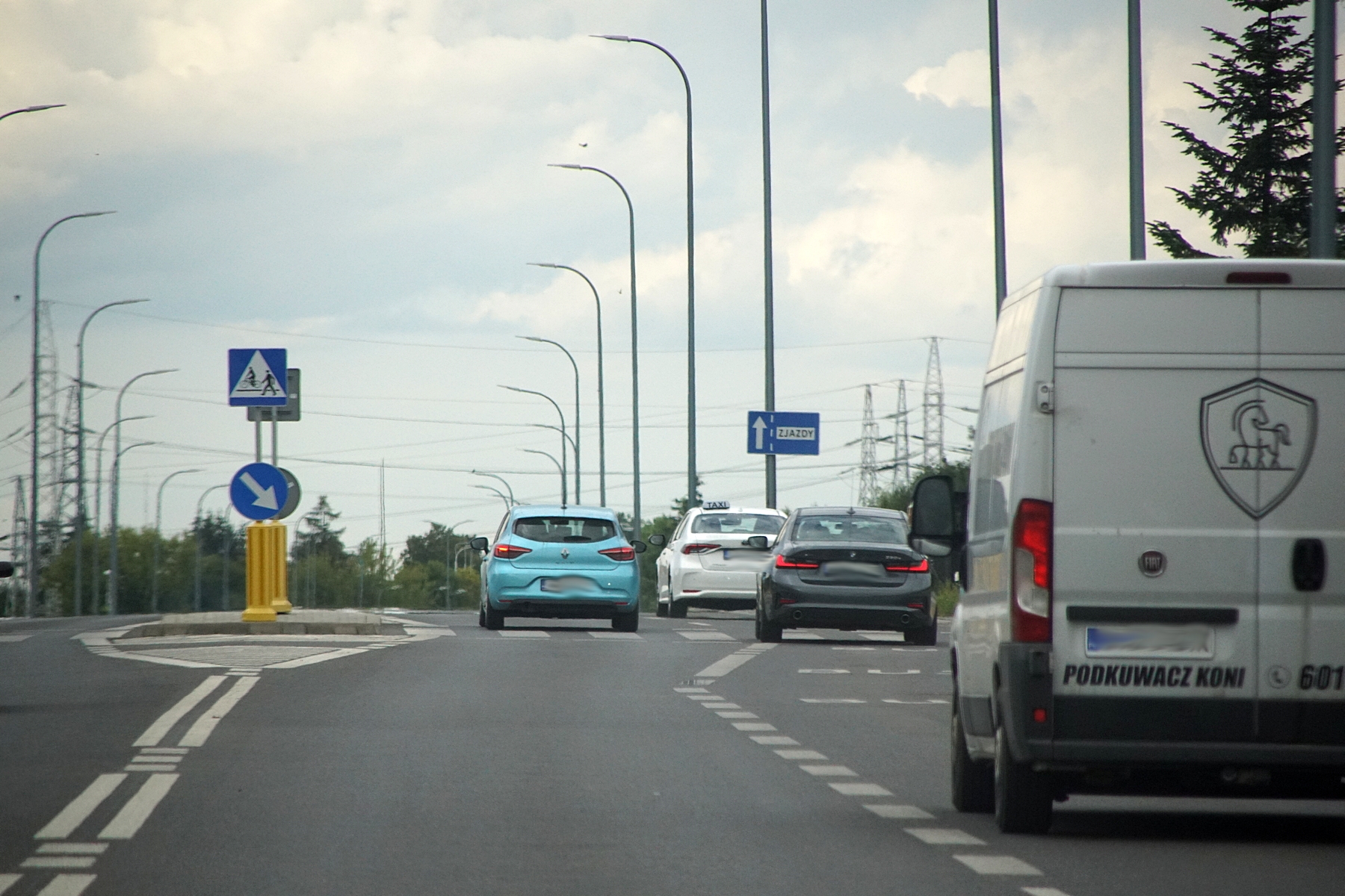 Mknął z pasażerem ul. Abramowicką, prawym pasem wyprzedził policyjne BMW. Sporo go to kosztowało (zdjęcia)