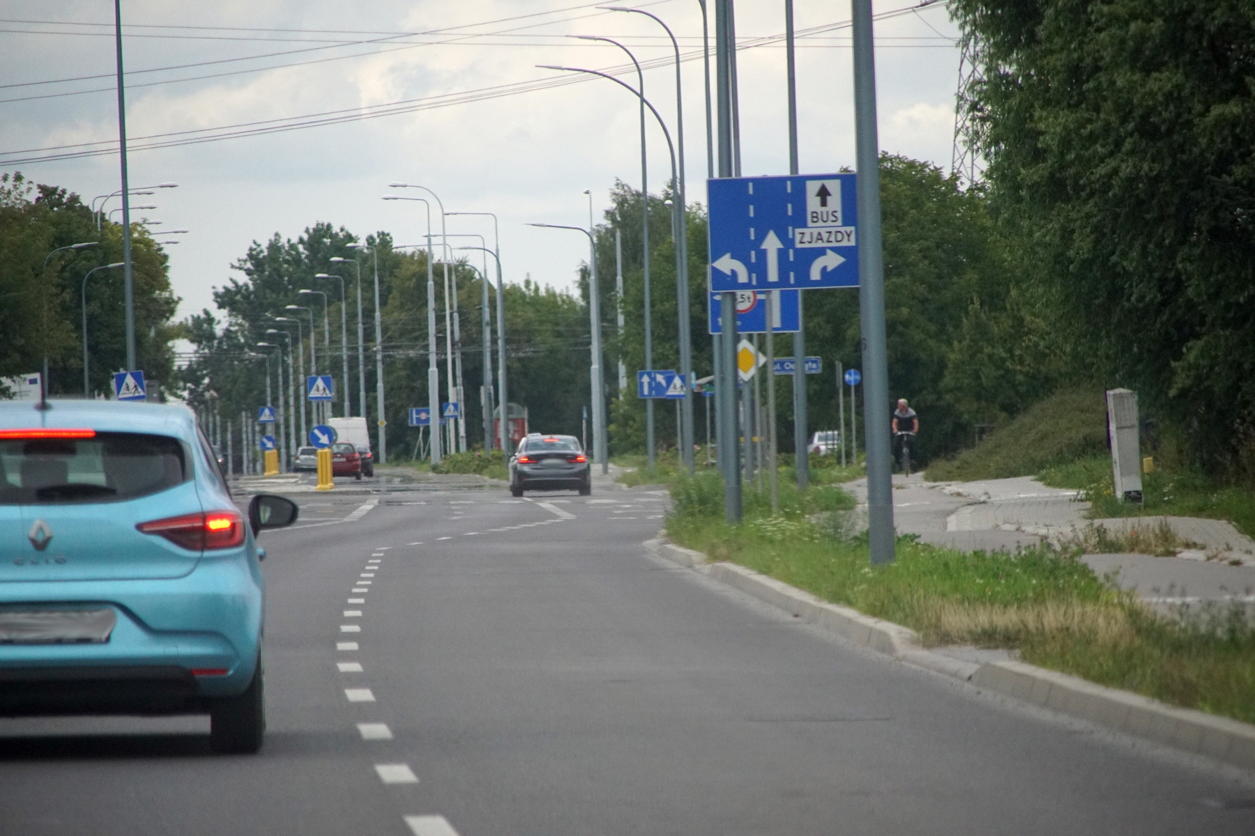 Mknął z pasażerem ul. Abramowicką, prawym pasem wyprzedził policyjne BMW. Sporo go to kosztowało (zdjęcia)