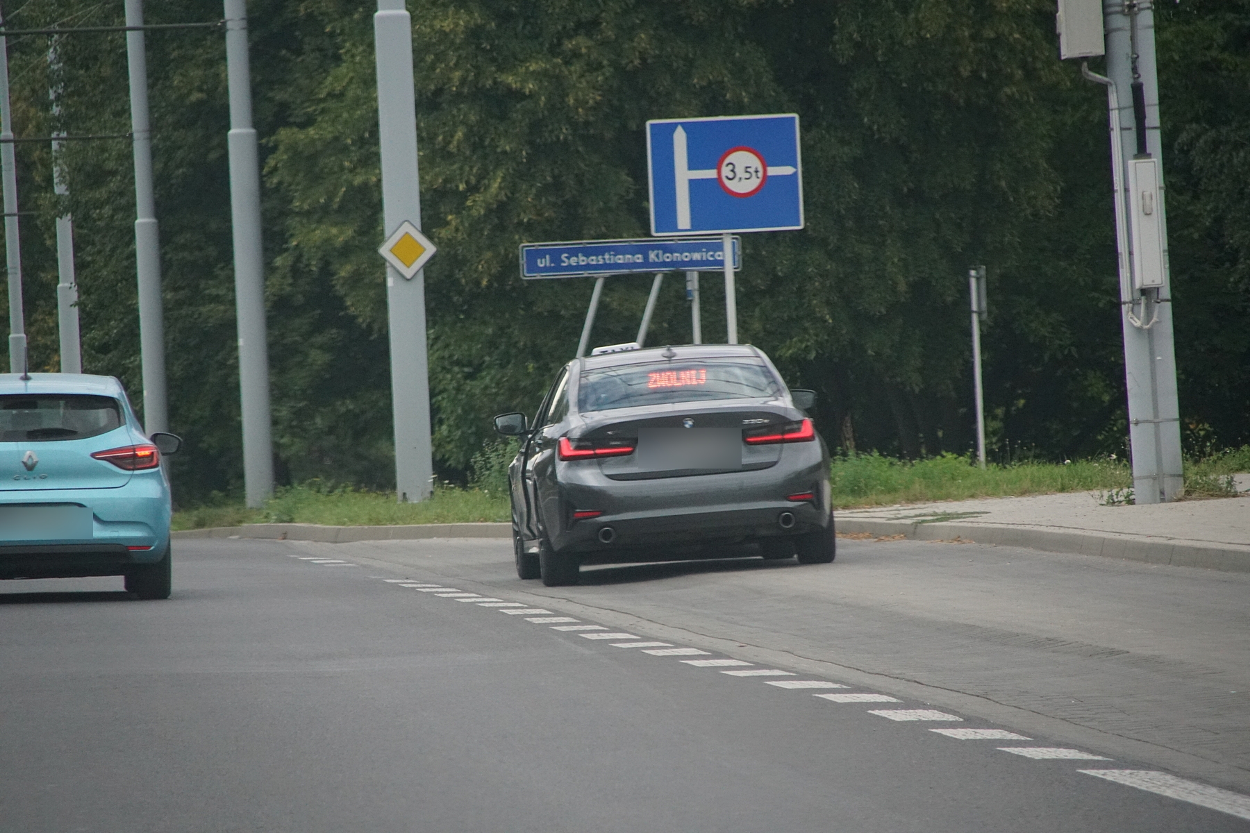 Mknął z pasażerem ul. Abramowicką, prawym pasem wyprzedził policyjne BMW. Sporo go to kosztowało (zdjęcia)