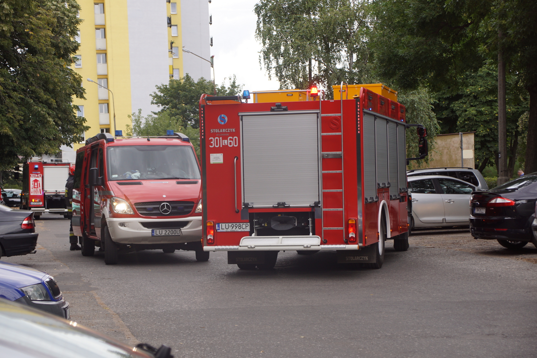 Kilkugodzinna akcja służb na jednym z osiedli. W samochodzie znajdowały się tajemnicze pojemniki (zdjęcia)