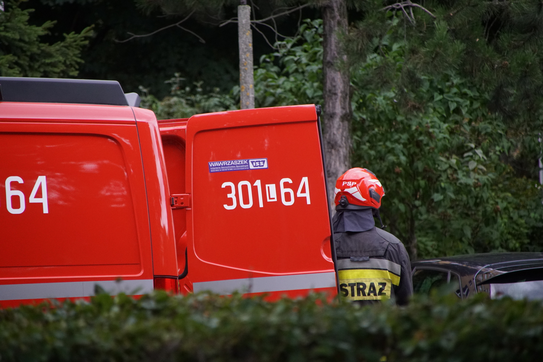 Kilkugodzinna akcja służb na jednym z osiedli. W samochodzie znajdowały się tajemnicze pojemniki (zdjęcia)