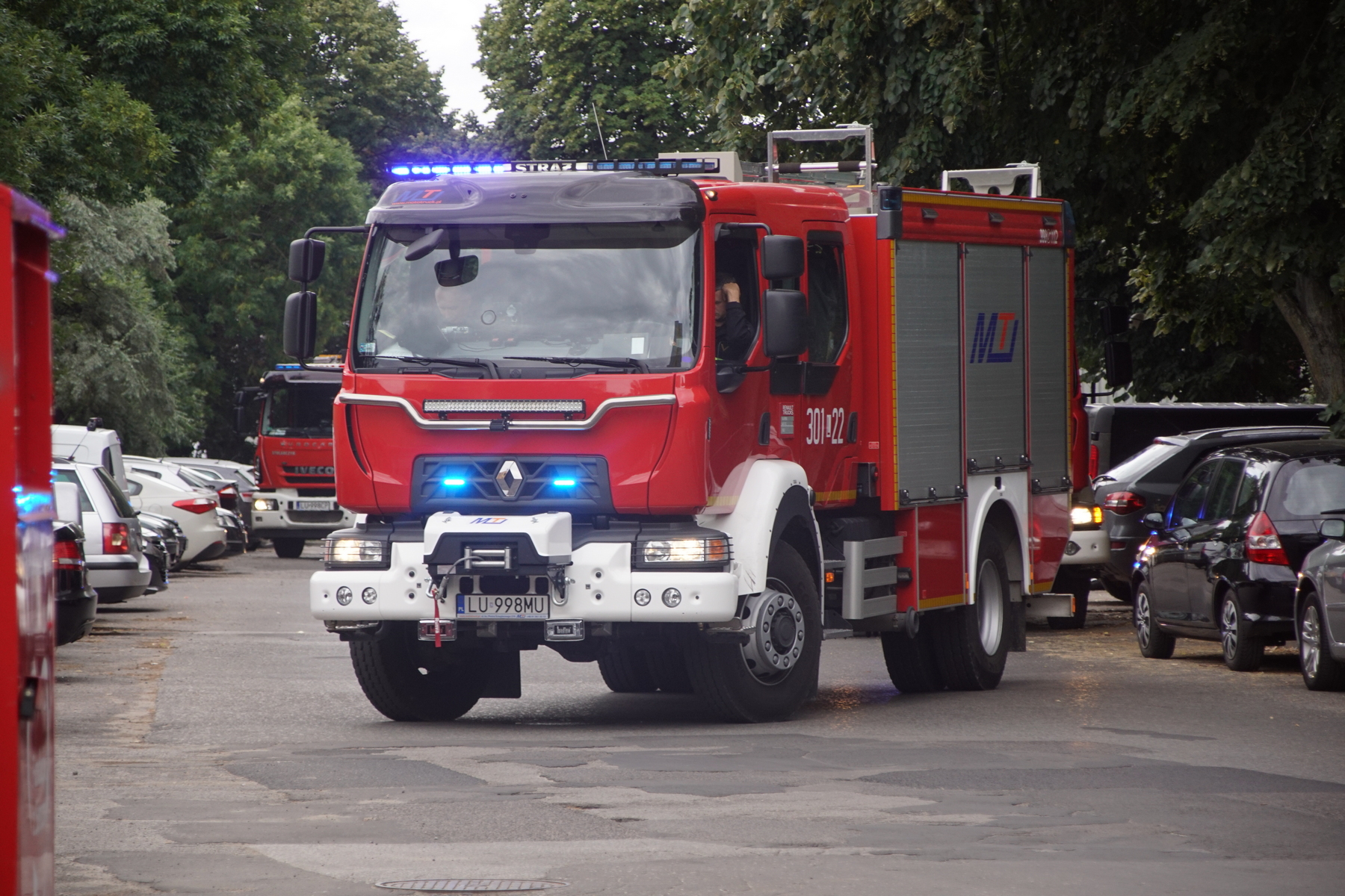 Kilkugodzinna akcja służb na jednym z osiedli. W samochodzie znajdowały się tajemnicze pojemniki (zdjęcia)