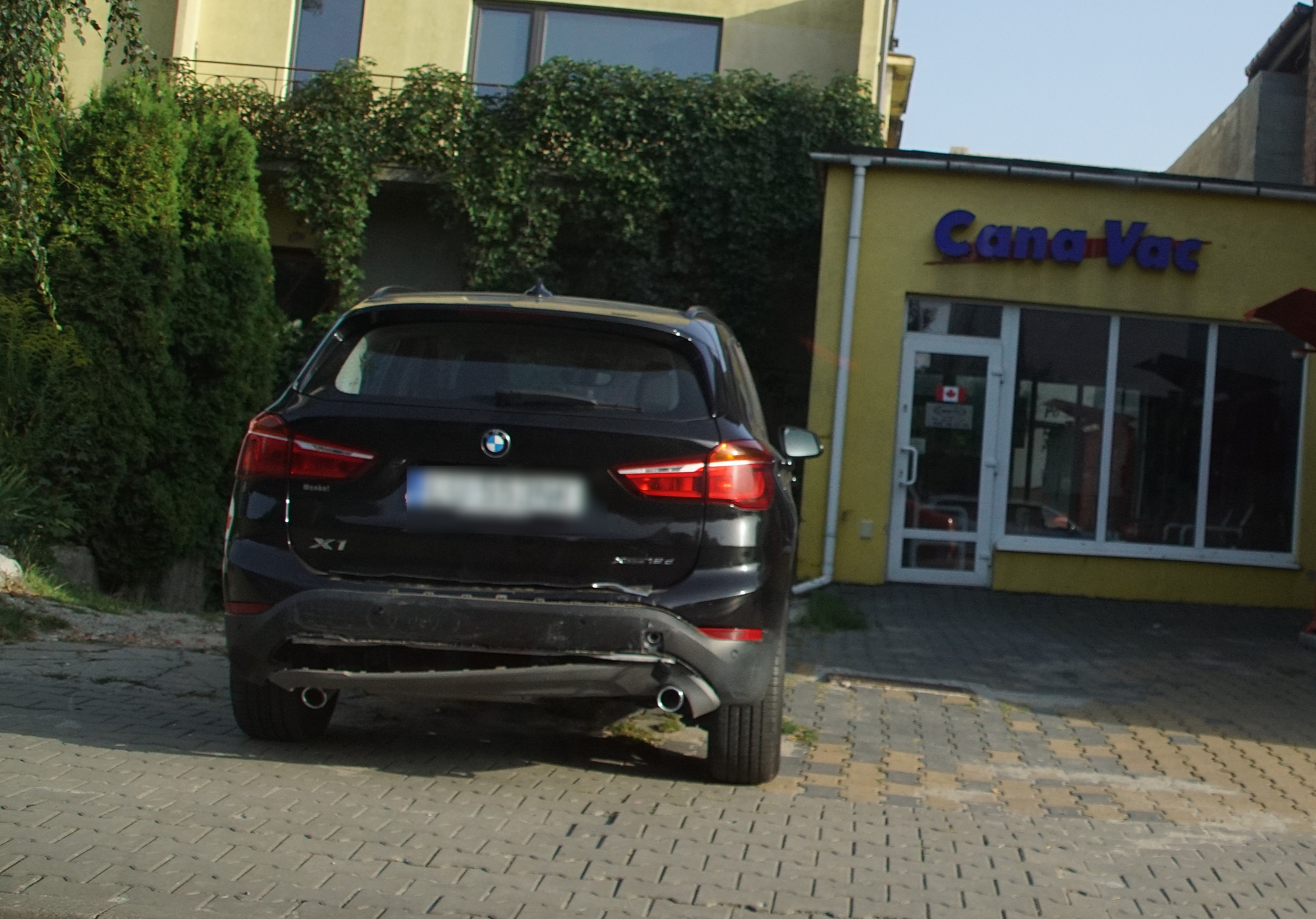Kierowca audi nie wyhamował za BMW, wbił się w tył pojazdu (zdjęcia)