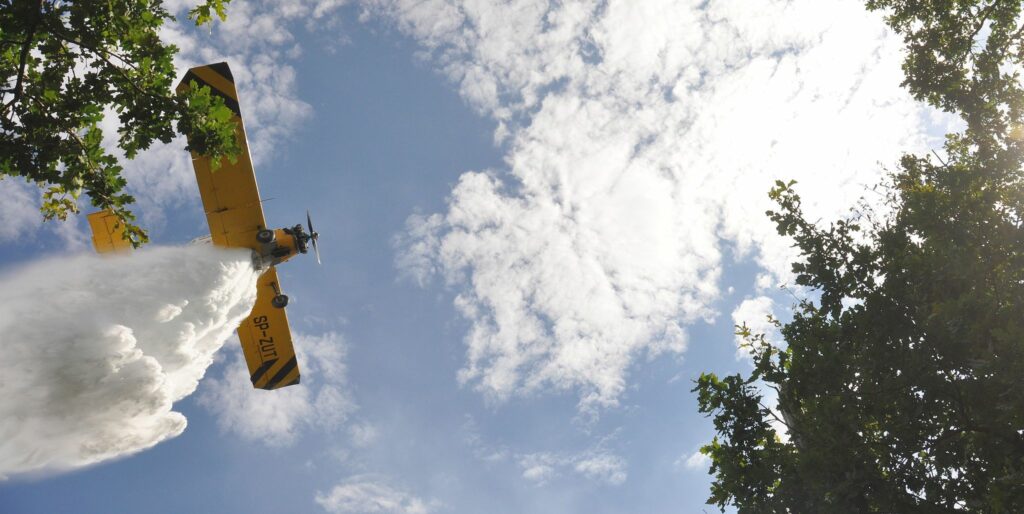 Trzeci dzień strażacy z powiatu parczewskiego walczą z pożarem lasu. W akcji samolot gaśniczy (zdjęcia)