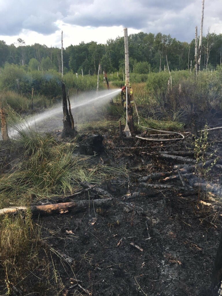 Trzeci dzień strażacy z powiatu parczewskiego walczą z pożarem lasu. W akcji samolot gaśniczy (zdjęcia)
