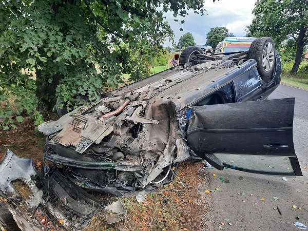 Straciła panowanie nad pojazdem, opel dachował. Kobieta podróżowała wraz z dzieckiem (zdjęcia)