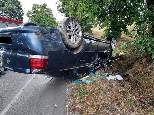 Straciła panowanie nad pojazdem, opel dachował. Kobieta podróżowała wraz z dzieckiem (zdjęcia)