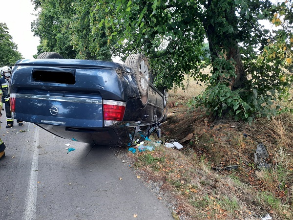 Straciła panowanie nad pojazdem, opel dachował. Kobieta podróżowała wraz z dzieckiem (zdjęcia)