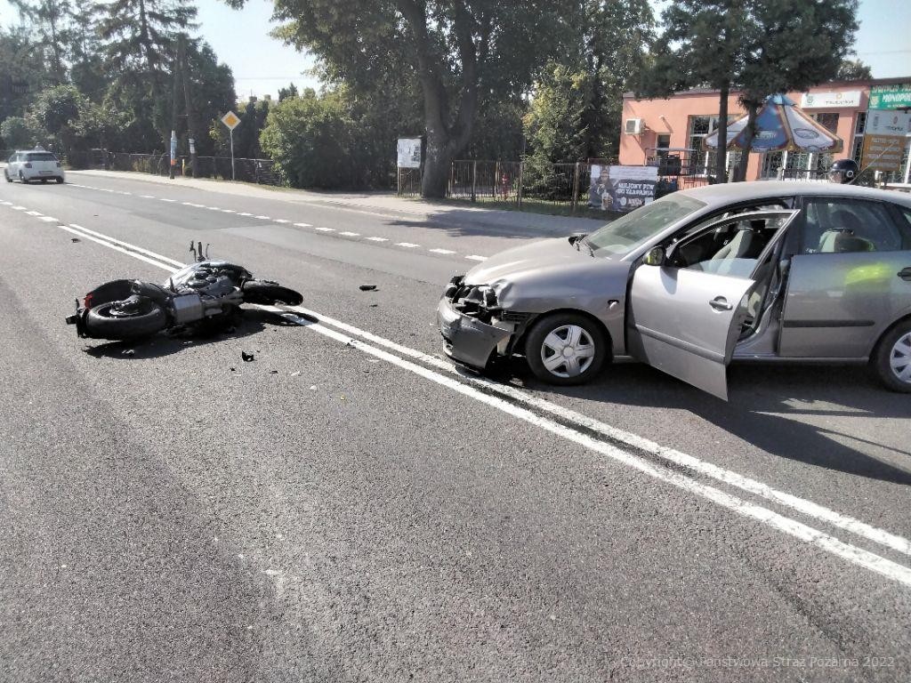 Zderzenie samochodu z motocyklem. Trwa akcja ratunkowa, droga zablokowana (zdjęcia)