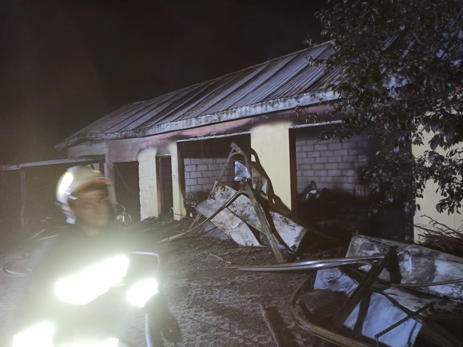 Pożar budynku koło Lublina. Z ogniem walczyło 7 zastępów straży pożarnej (zdjęcia)