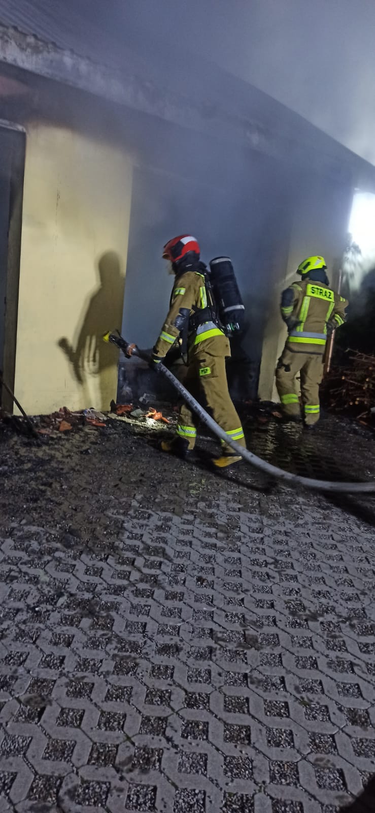 Pożar budynku koło Lublina. Z ogniem walczyło 7 zastępów straży pożarnej (zdjęcia)