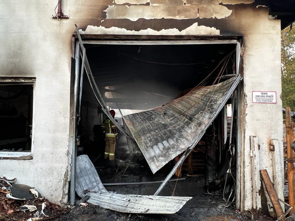 Ponad 2 mln złotych strat po pożarze stolarni nieopodal Lublina. 10 zastępów straży pożarnej w akcji (zdjęcia)