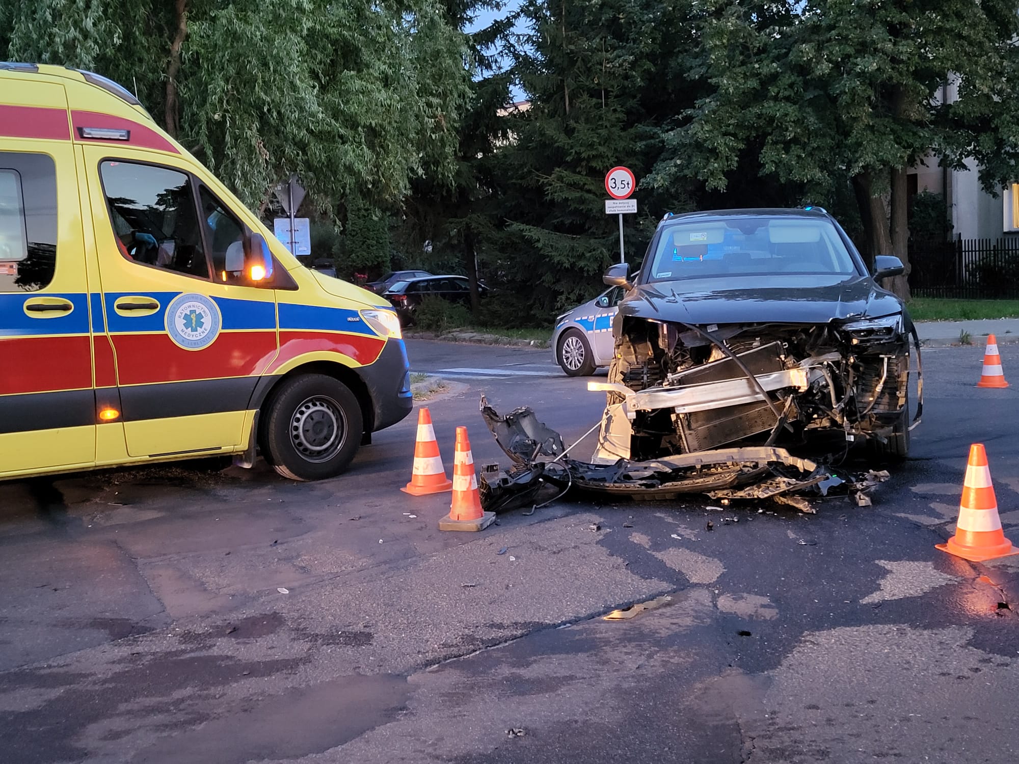 Zderzenie dwóch audi na skrzyżowaniu w Lublinie. Jedna osoba trafiła do szpitala (zdjęcia)