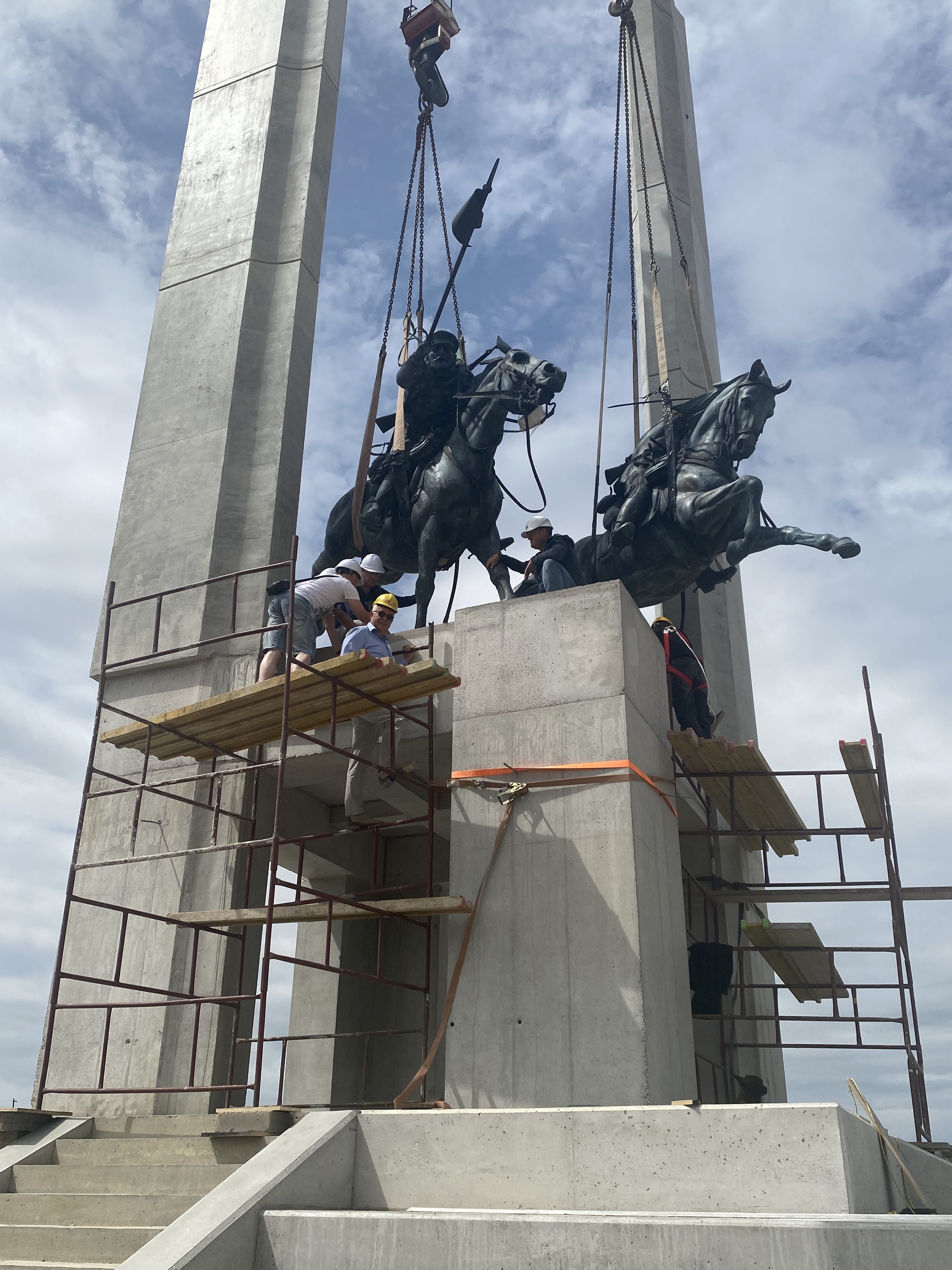Pomnik Chwały w Komarowie gotowy do odsłonięcia. Dziś rozpoczynają się uroczystości 102. rocznicy bitwy pod Komarowem (wideo)