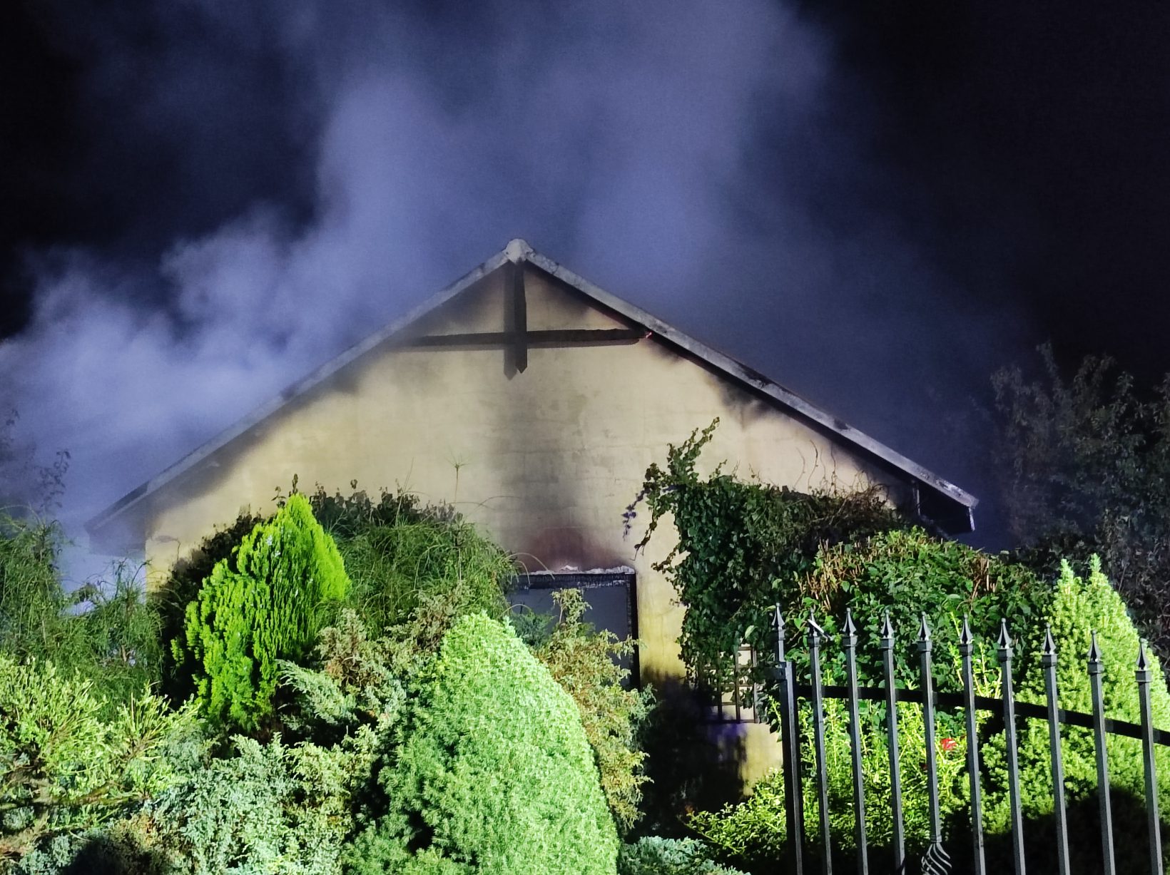 Pożar budynku koło Lublina. Z ogniem walczyło 7 zastępów straży pożarnej (zdjęcia)