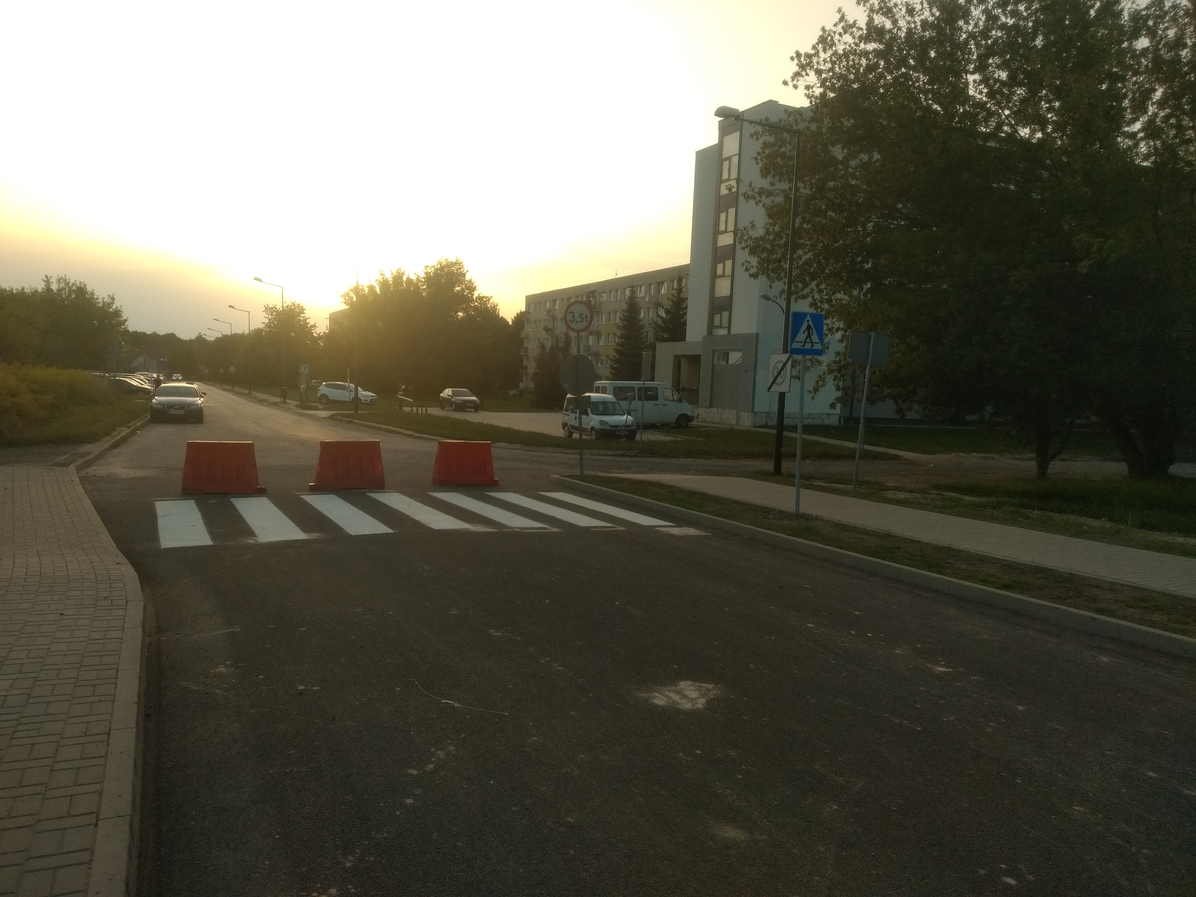 Zbudowali ulicę, przejście dla pieszych prowadzi na krawężnik i trawnik. „Bareja jest wiecznie żywy” (zdjęcia)