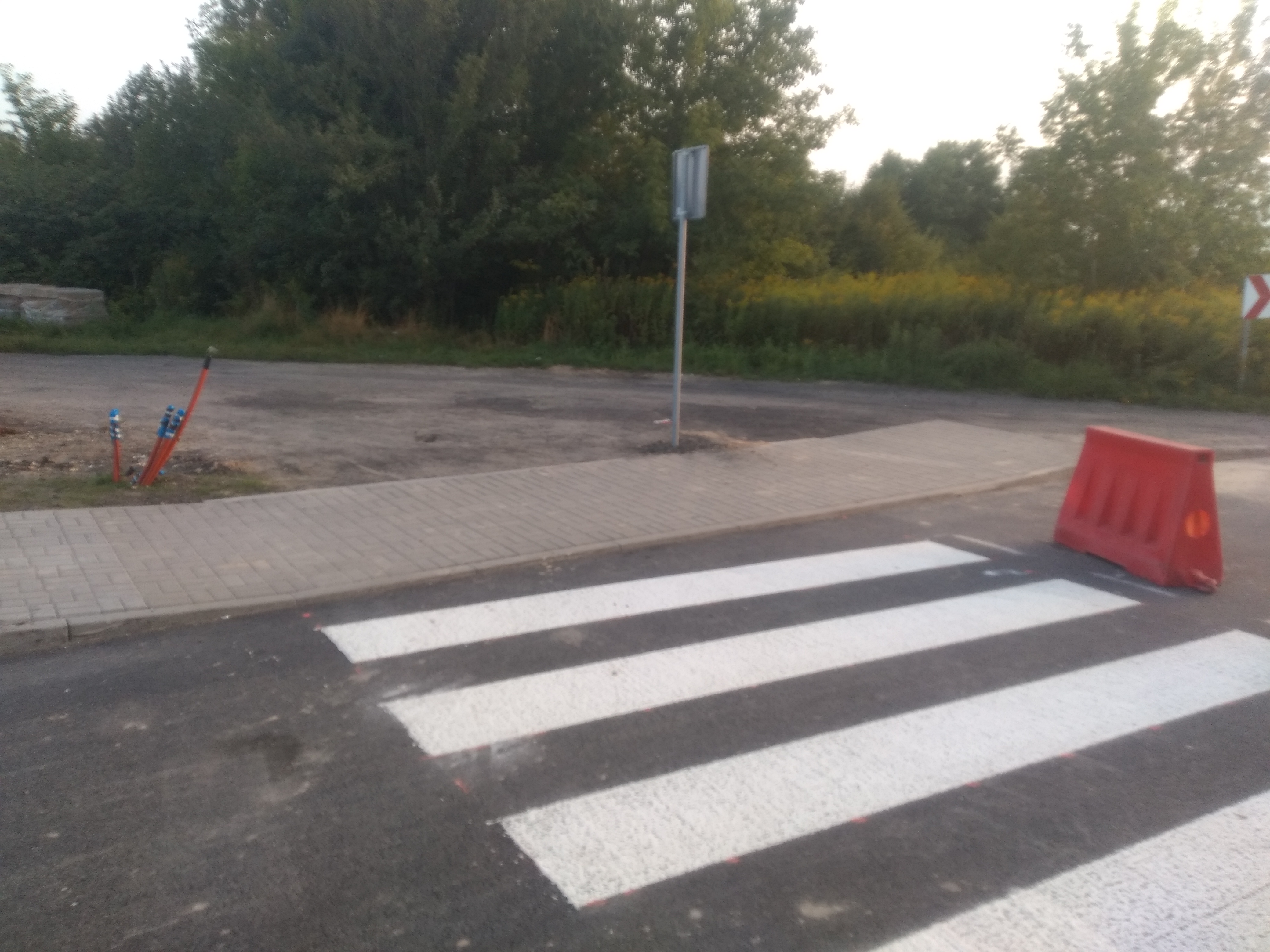 Zbudowali ulicę, przejście dla pieszych prowadzi na krawężnik i trawnik. „Bareja jest wiecznie żywy” (zdjęcia)