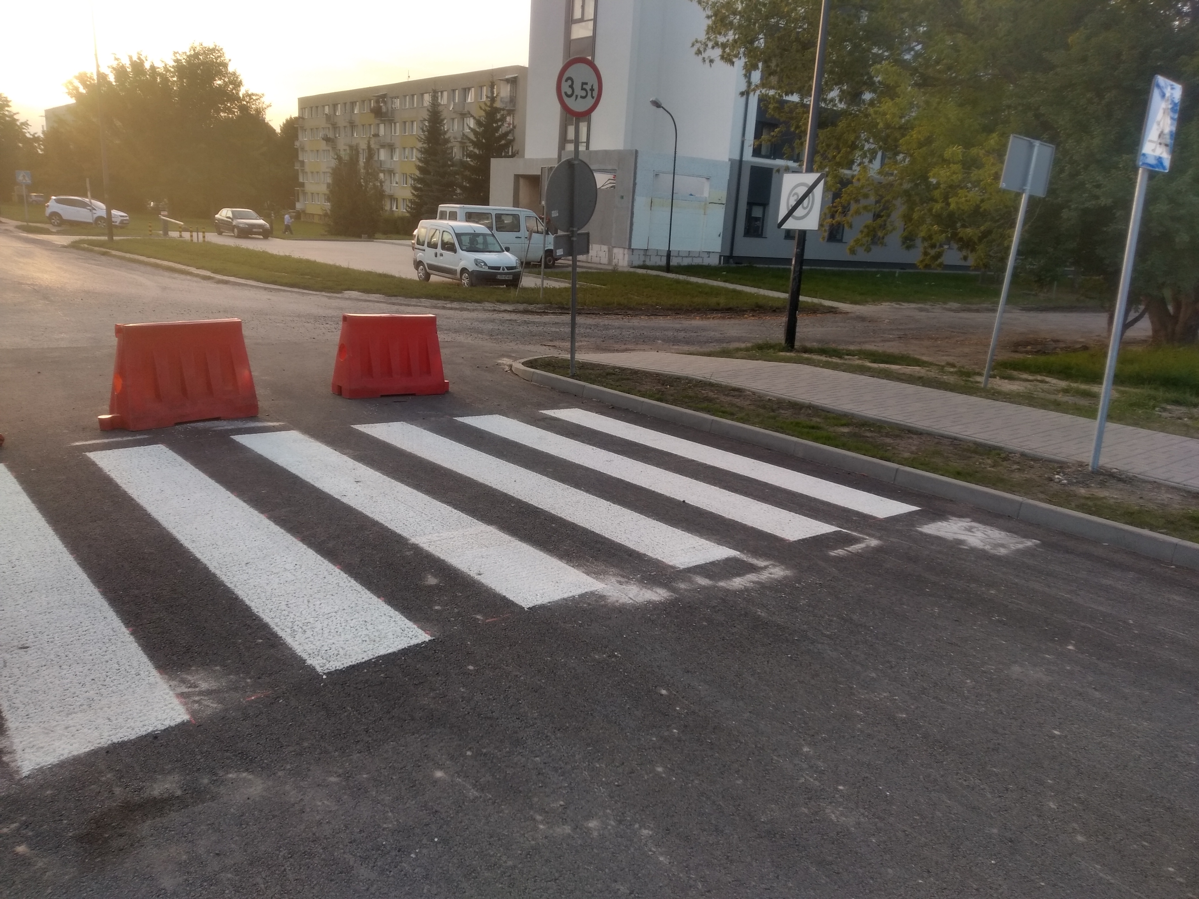 Zbudowali ulicę, przejście dla pieszych prowadzi na krawężnik i trawnik. „Bareja jest wiecznie żywy” (zdjęcia)