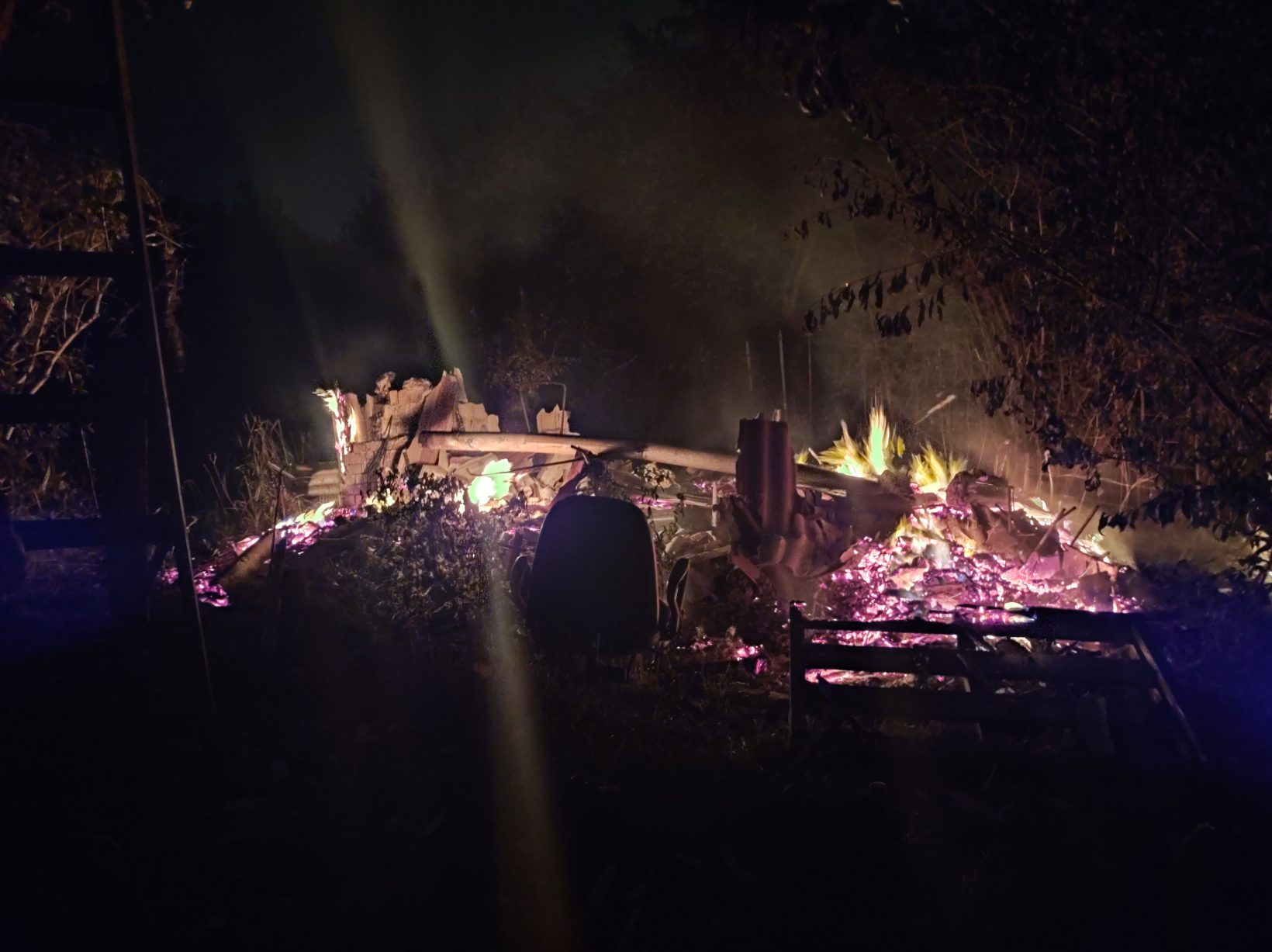 Nocny pożar na terenie ogródków działkowych. Altanka spłonęła doszczętnie (zdjęcia)
