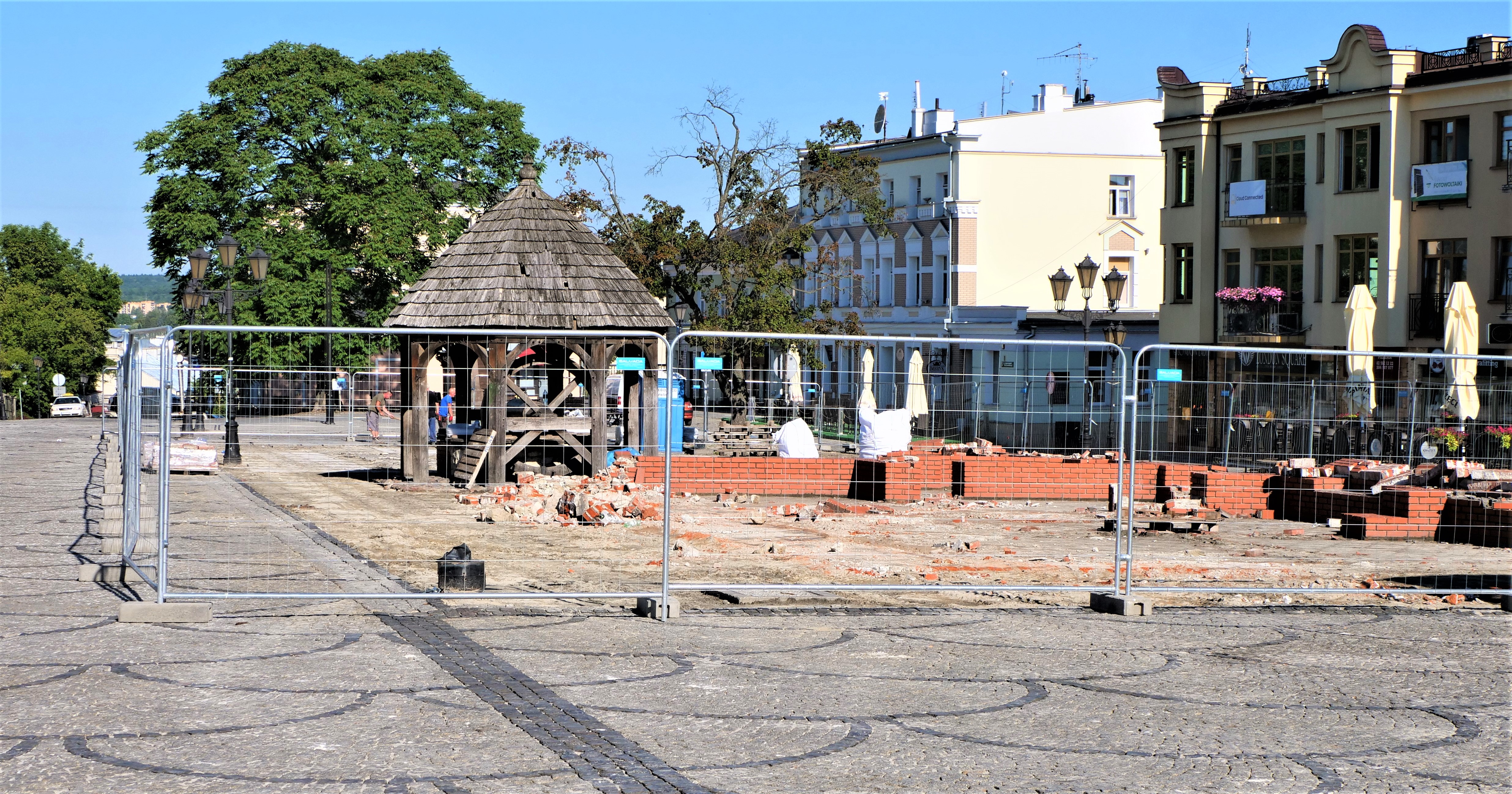 Trwa rewitalizacja centralnego miejskiego placu w Chełmie. Pojawi się interaktywna figura Białego Niedźwiedzia (zdjęcia)